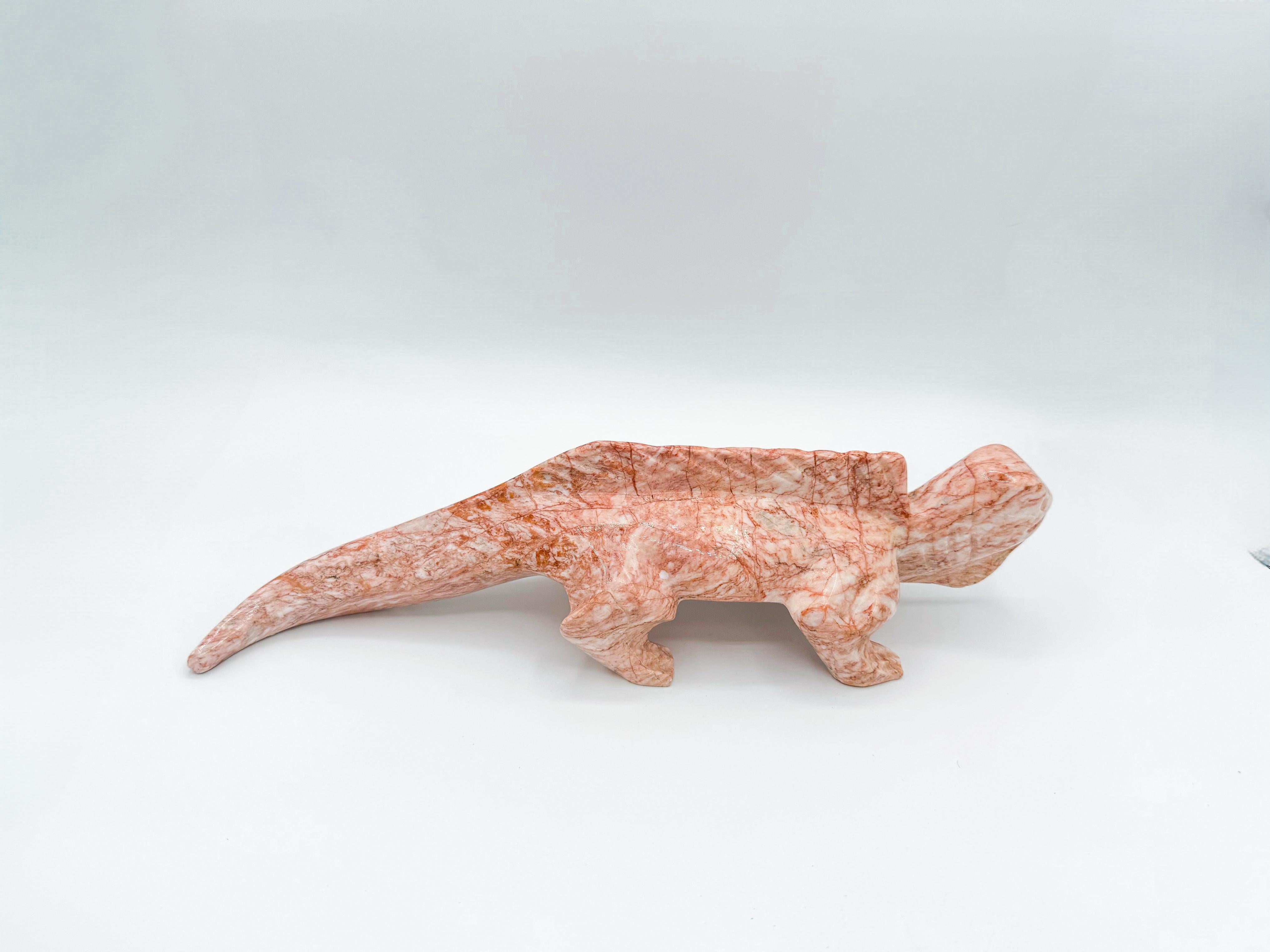 Verleihen Sie Ihrem Raum einen Hauch von natürlicher Eleganz und verspieltem Charme mit dieser atemberaubenden, lebensgroßen rosa Marmor-Eidechse in Tierskulptur aus dem späten 20. Die aus rosafarbenem Marmor gefertigte, lebensgroße Skulptur stellt