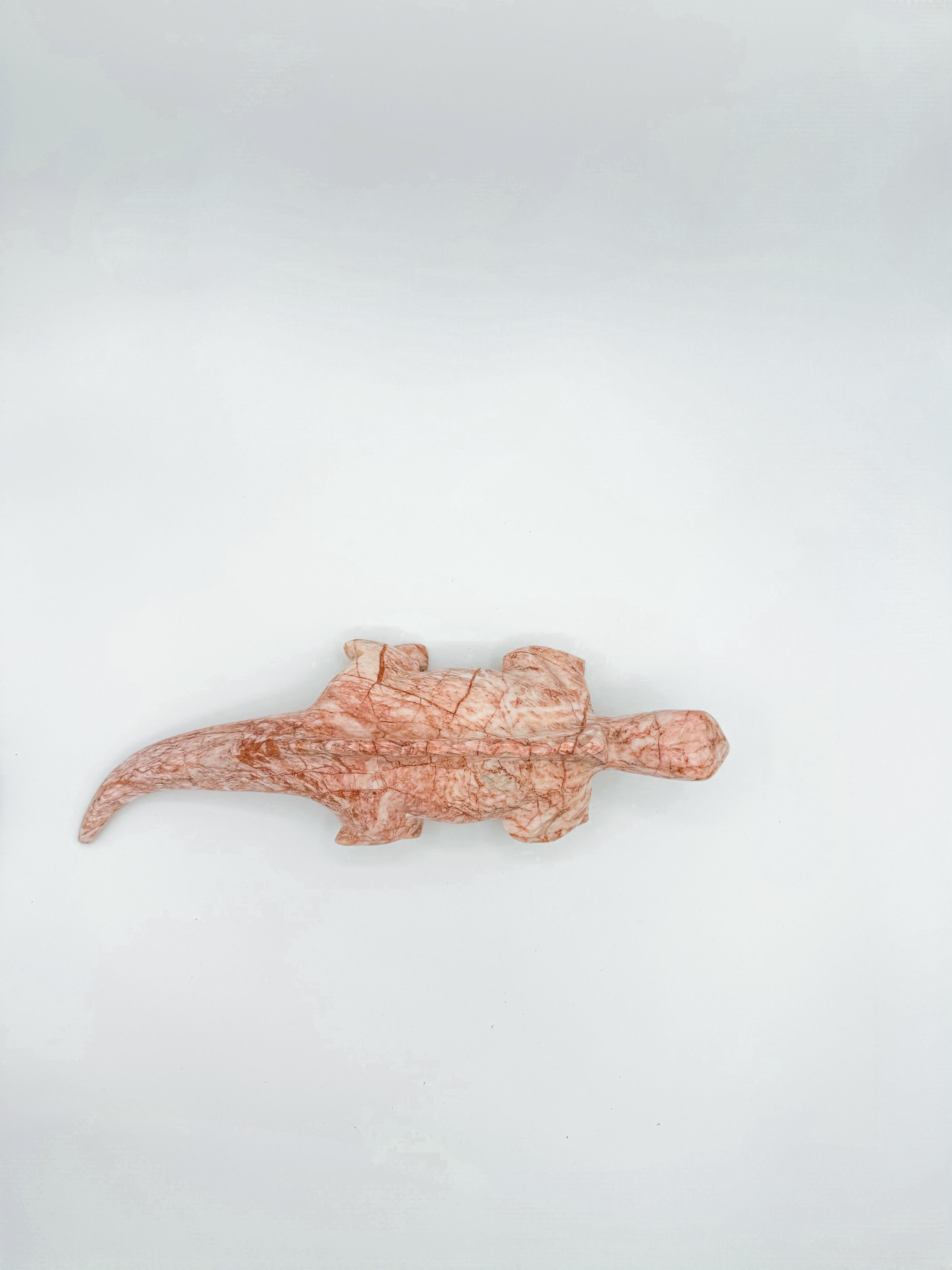 Große rosa Marmor Eidechse Reptil Tier-Skulptur-Dekor aus dem späten 20. Jahrhundert im Zustand „Gut“ im Angebot in Toronto, CA