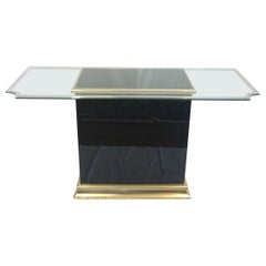 Tavolo consolle in vetro nero e ottone della fine del XX secolo attribuito a Pierre Cardin