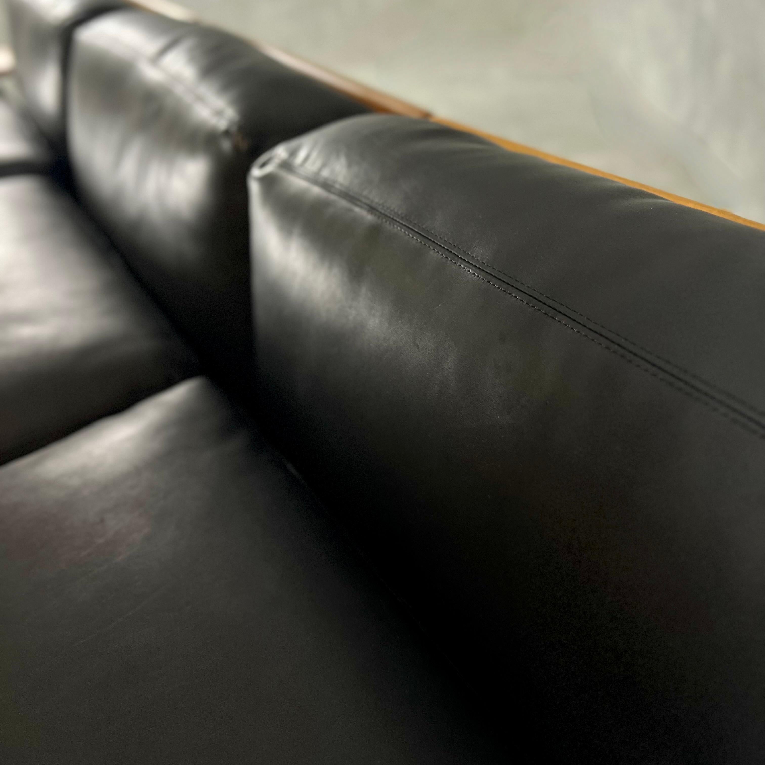 Late 20th Century Black Leather & Walnut Pianura Sectional Sofa by Mario Bellini In Good Condition For Sale In Firenze, Tuscany
