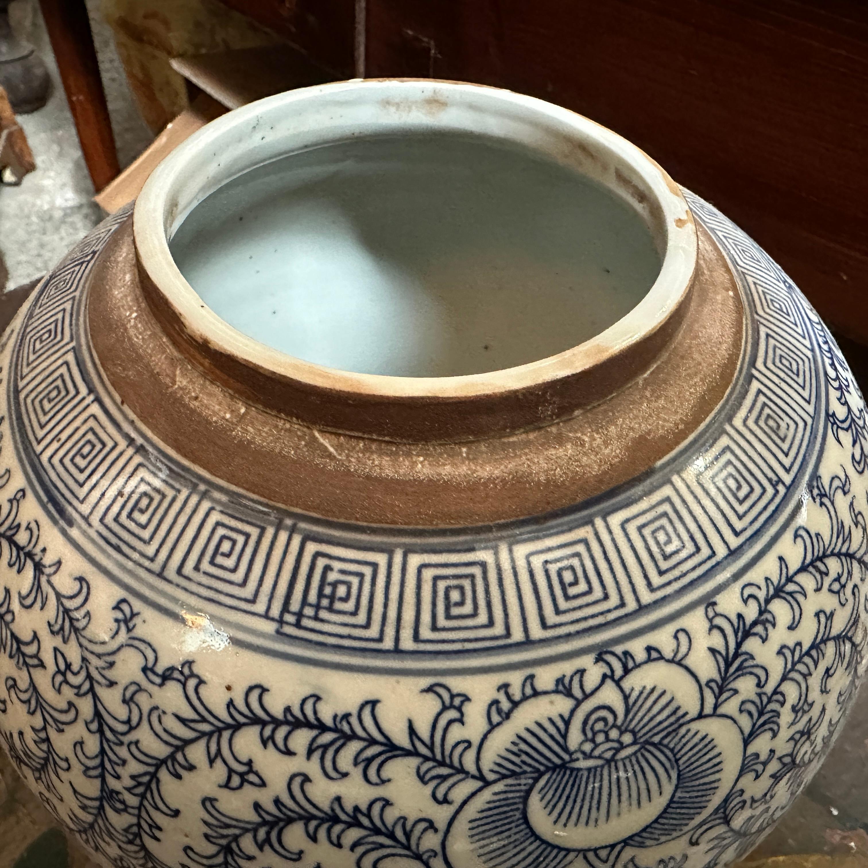 Late 20th Century Blue and White Ceramic Chinese Ginger Jar In Good Condition In Catania, Sicilia