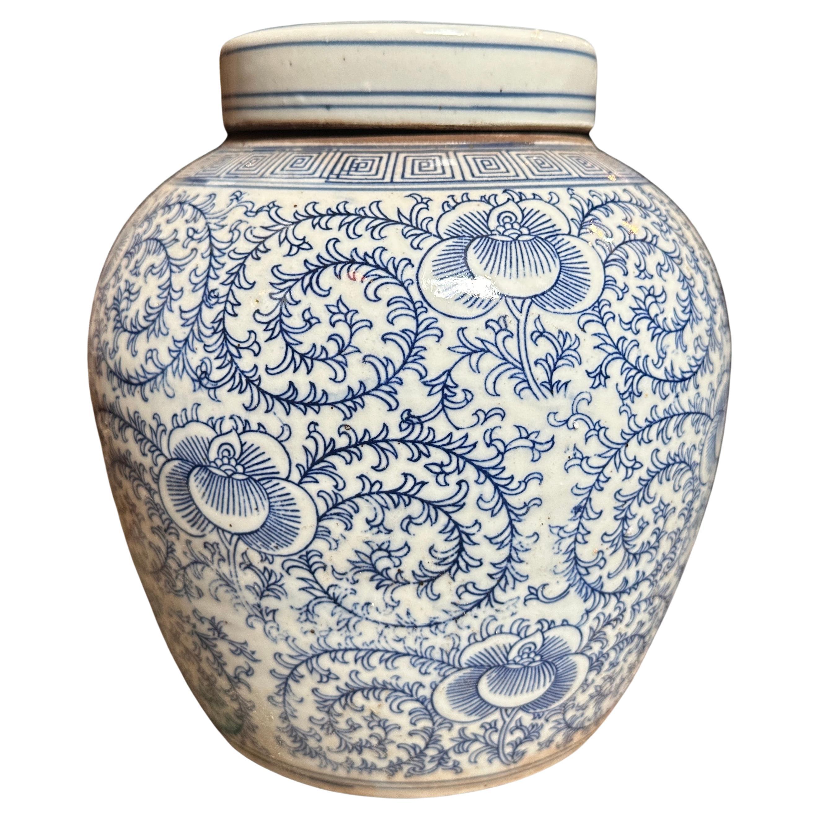 Jarre à gingembre chinoise en céramique bleue et blanche de la fin du 20e siècle