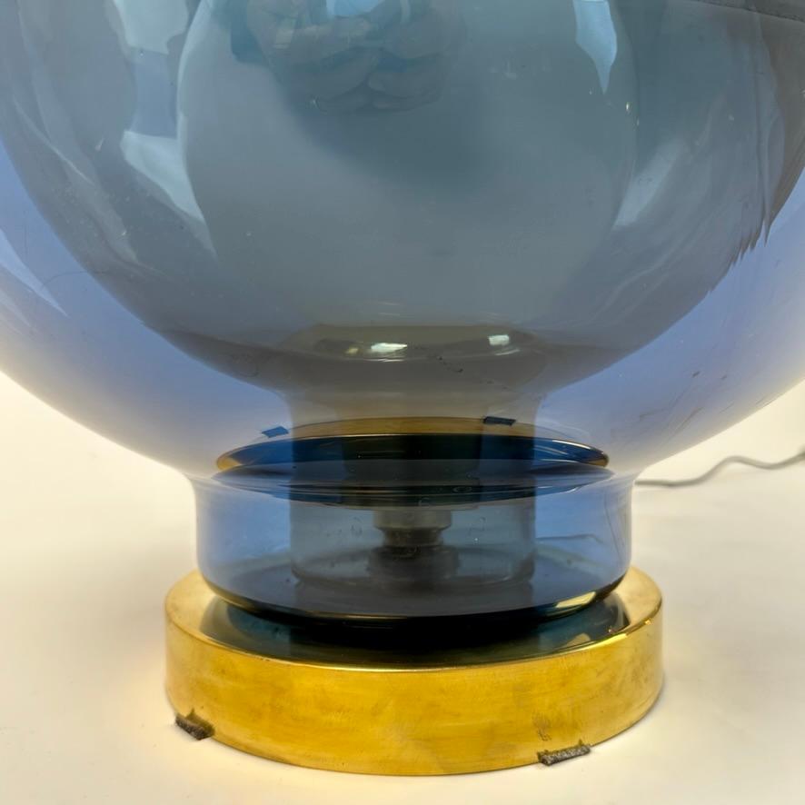 Lampe de table fin 20ème siècle en verre de Murano bleu et fumé avec verre opalin blanc en vente 3