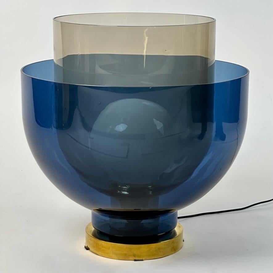Base en laiton. Globe en verre opalin blanc pour couvrir l'ampoule E27. La lampe est livrée avec une fiche italienne qu'il faut remplacer pour l'utiliser aux États-Unis.                      