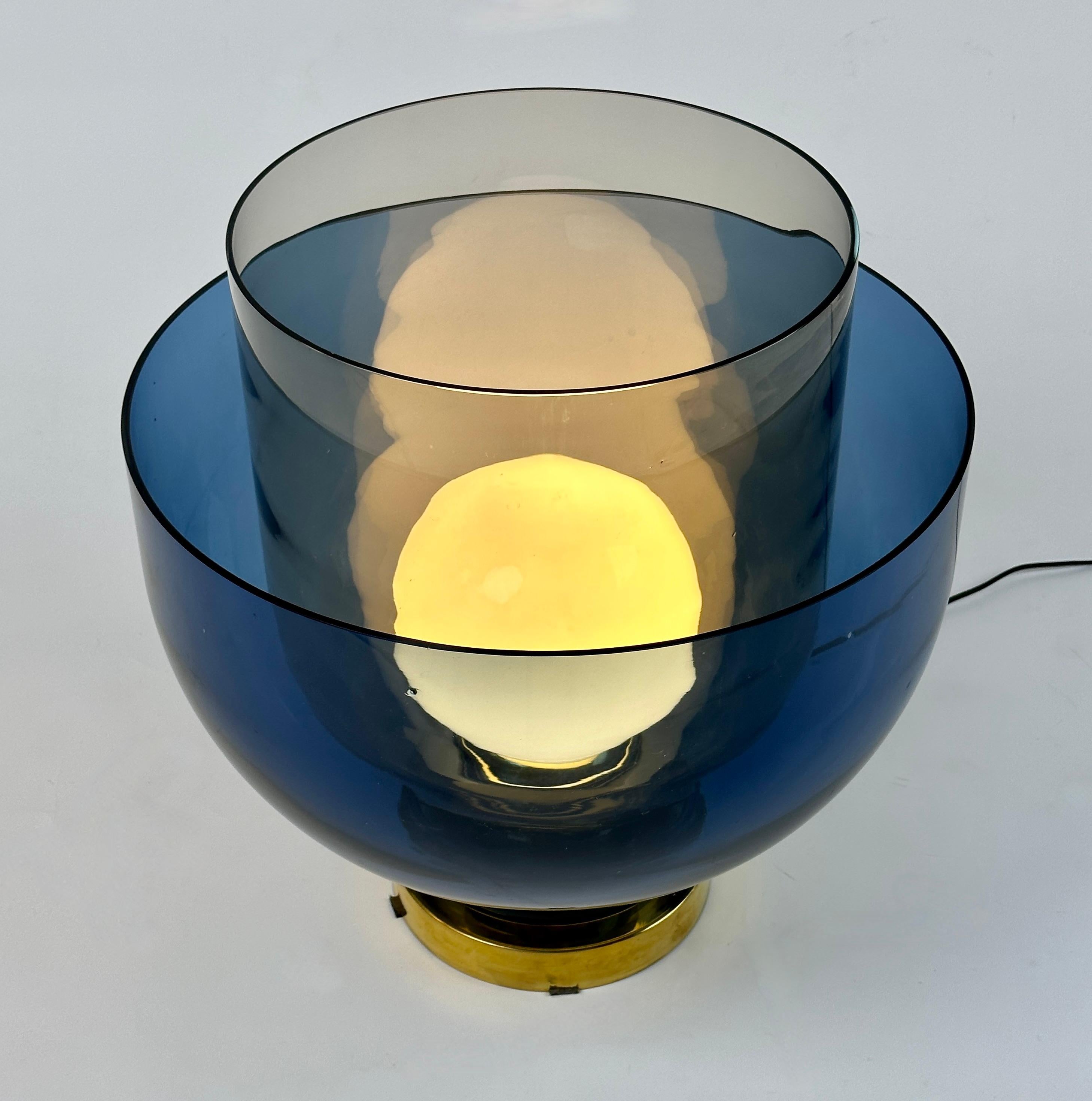 Mid-Century Modern Lampe de table fin 20ème siècle en verre de Murano bleu et fumé avec verre opalin blanc en vente
