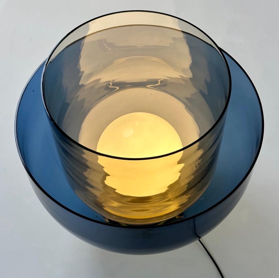 italien Lampe de table fin 20ème siècle en verre de Murano bleu et fumé avec verre opalin blanc en vente