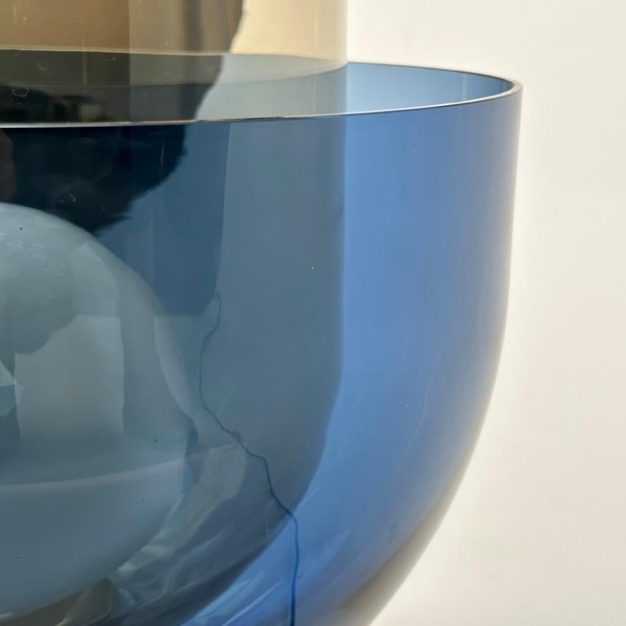 Laiton Lampe de table fin 20ème siècle en verre de Murano bleu et fumé avec verre opalin blanc en vente