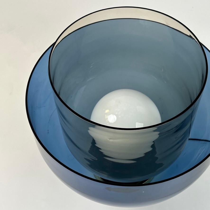 Lampe de table fin 20ème siècle en verre de Murano bleu et fumé avec verre opalin blanc en vente 1