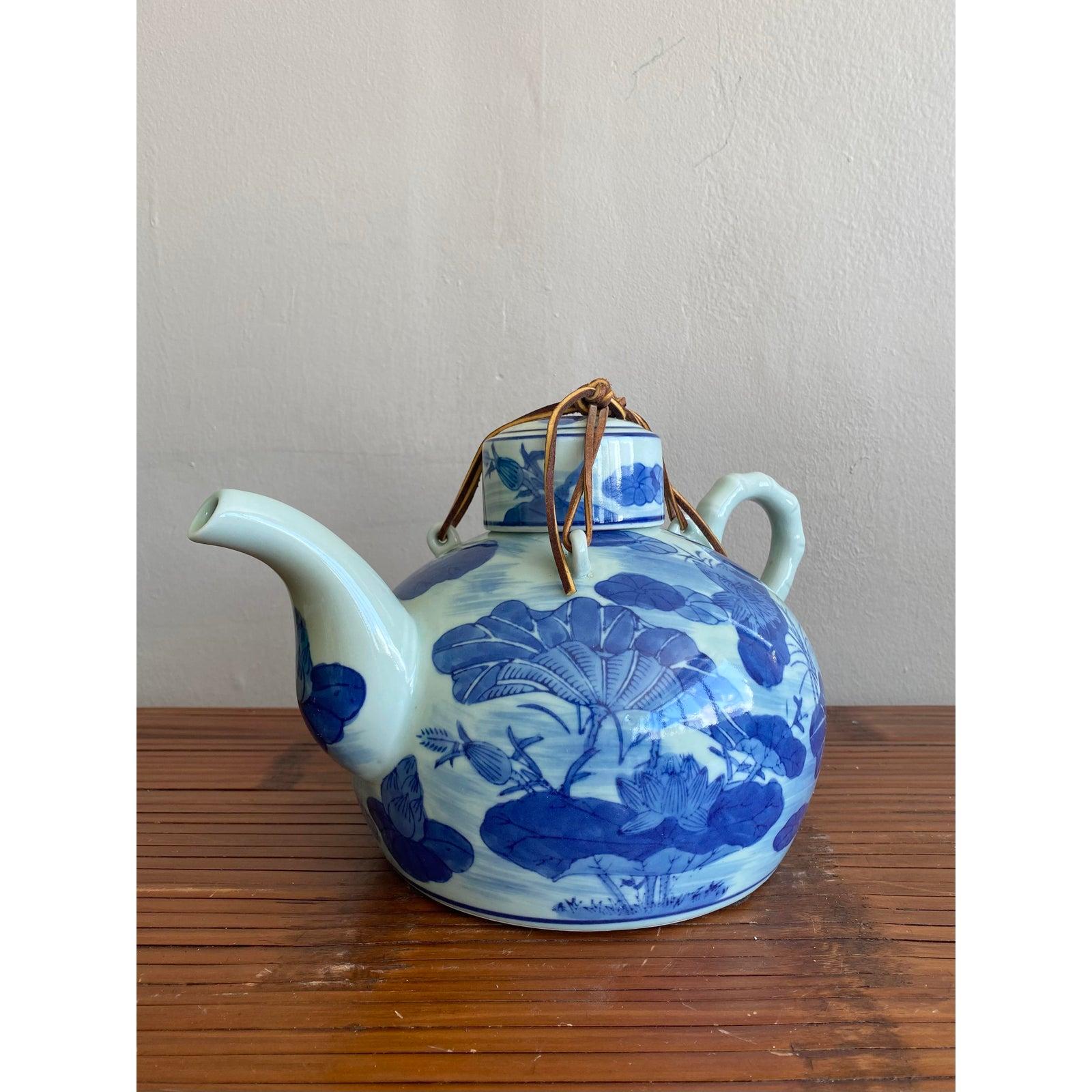Mid-Century moderno Teiera cinese in porcellana bianca e blu Boho della fine del XX secolo in vendita
