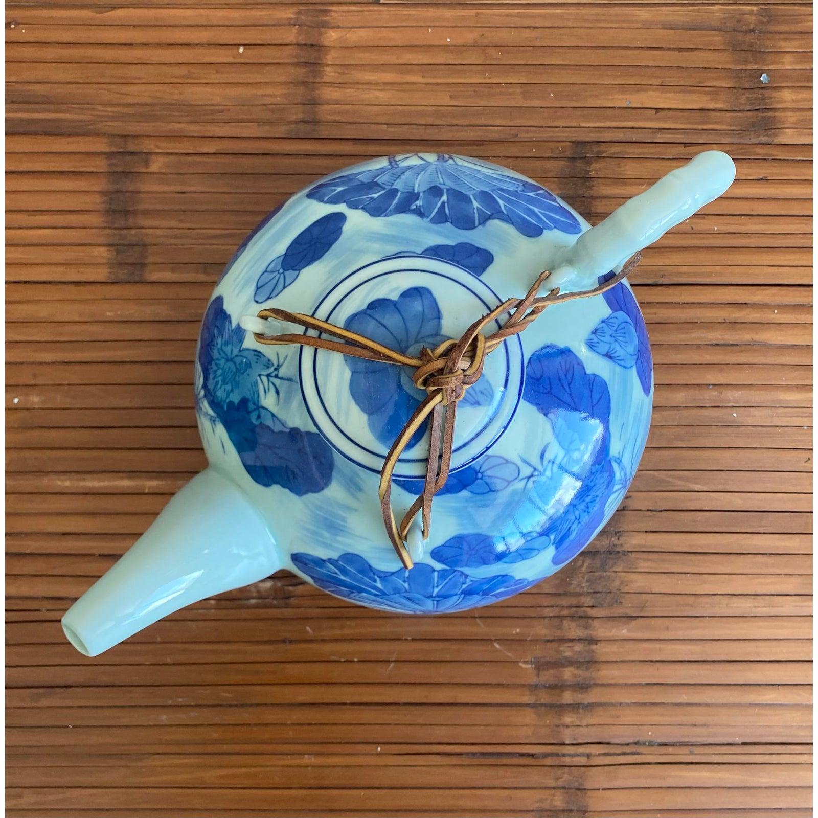Cinese Teiera cinese in porcellana bianca e blu Boho della fine del XX secolo in vendita