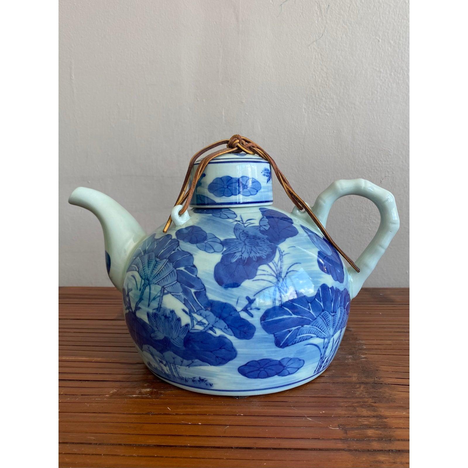 Porcellana Teiera cinese in porcellana bianca e blu Boho della fine del XX secolo in vendita