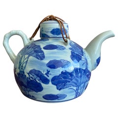 Teiera cinese in porcellana bianca e blu Boho della fine del XX secolo