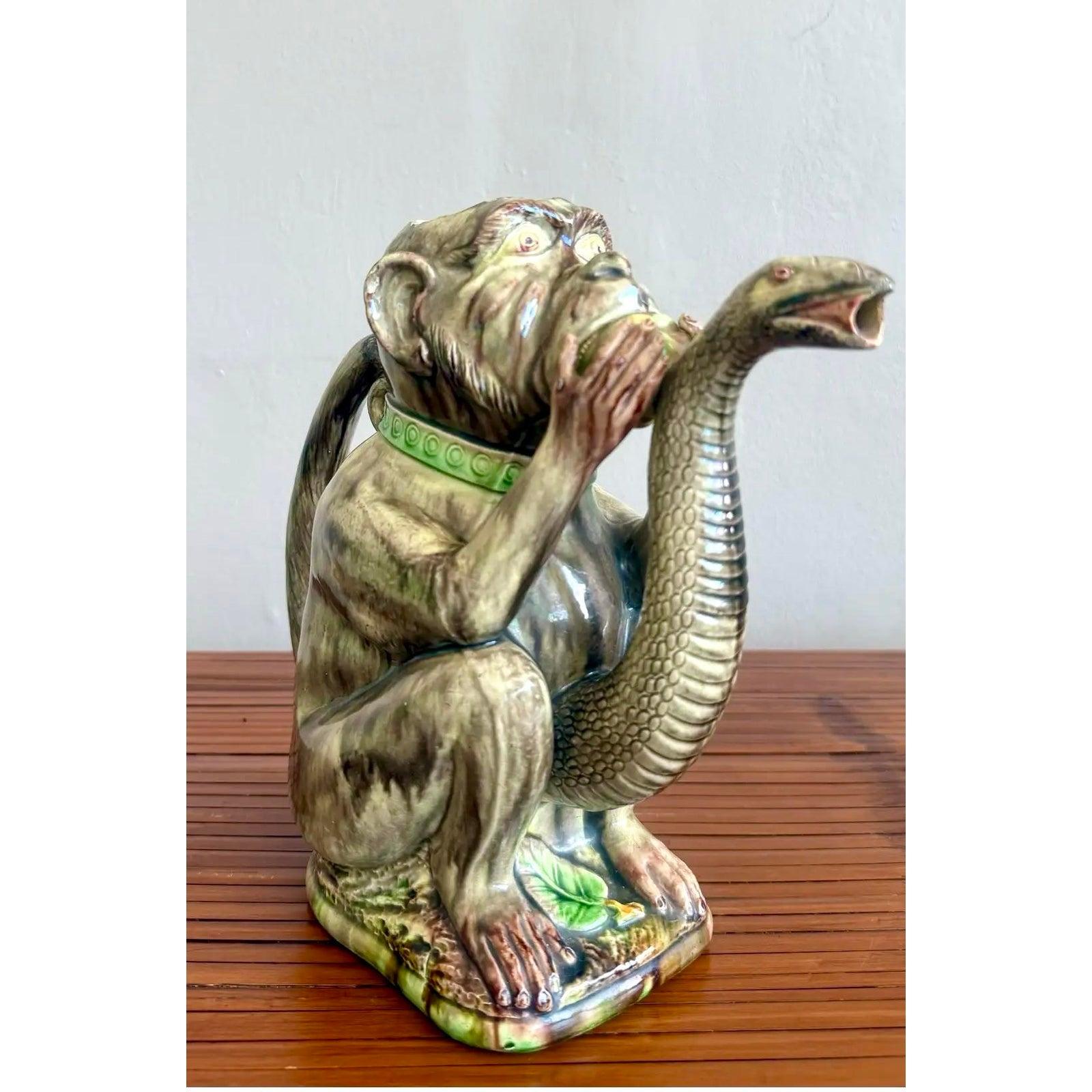 Esta tetera tan imaginativa es también un tema de conversación escultórico, con un mono de ojos grandes agarrado a una espectacular cobra arqueada que forma ingeniosamente el pico. Esta tetera de cerámica, esmaltada en estilo mayólica con