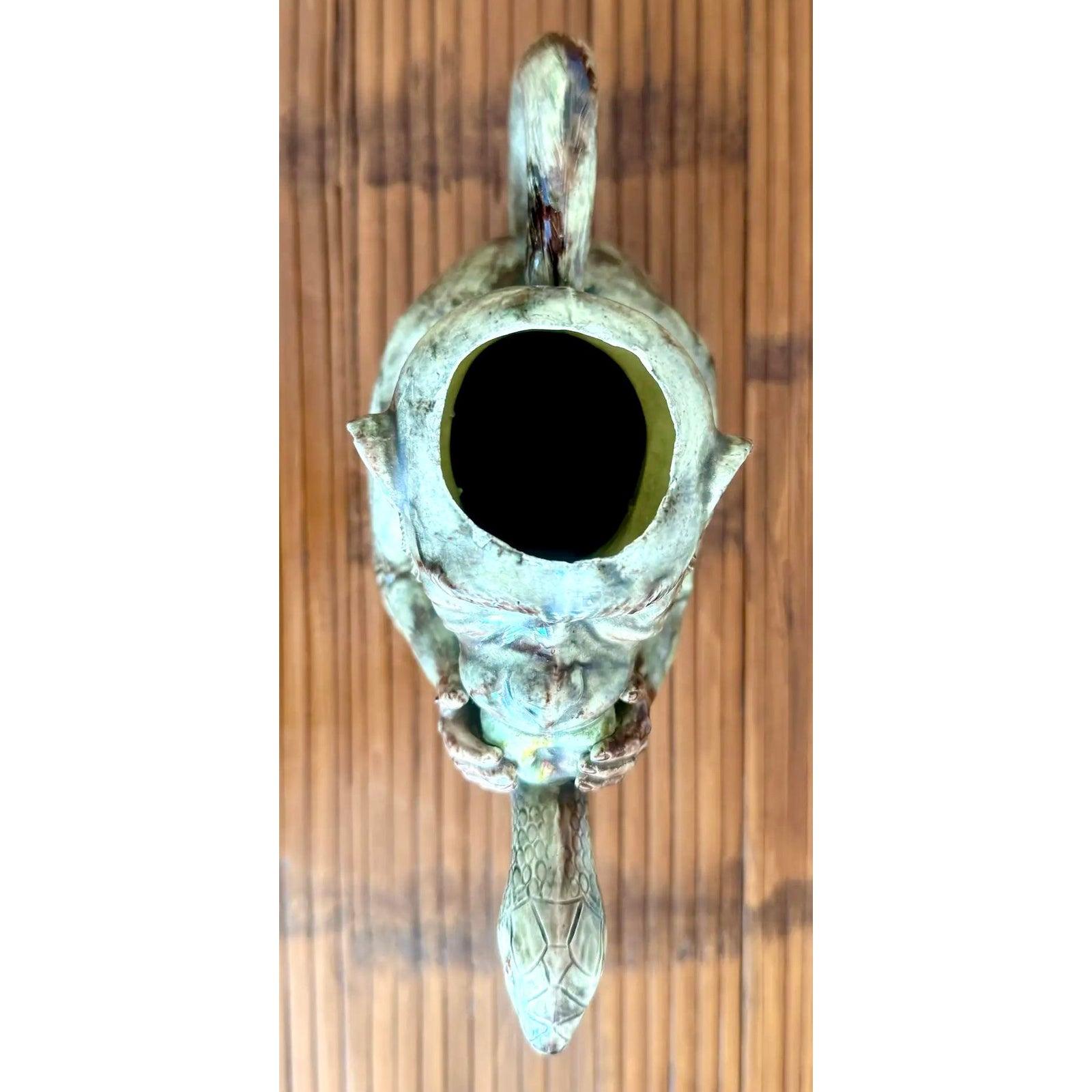 Jarra de cerámica mayólica estilo boho de finales del siglo XX Mono y cobra Estadounidense en venta