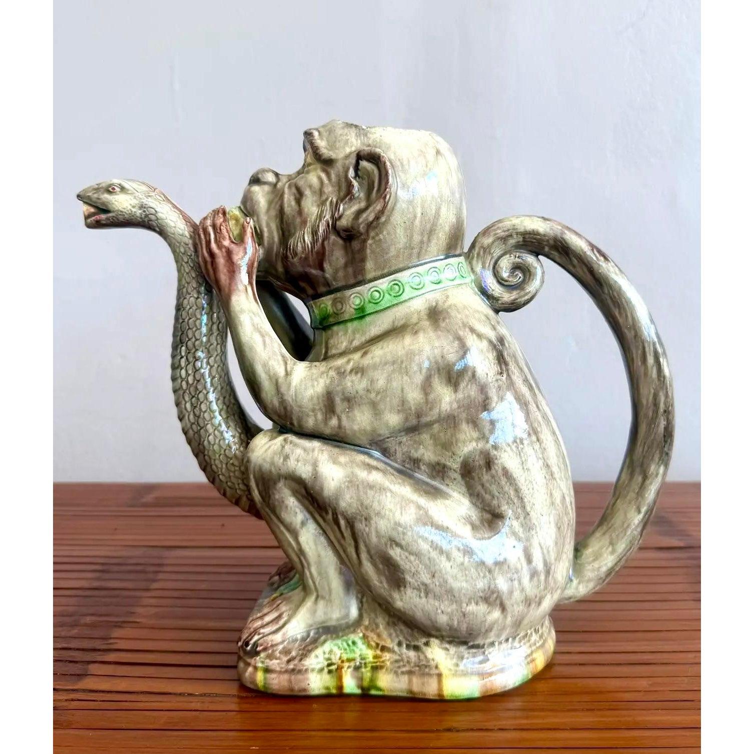 Jarra de cerámica mayólica estilo boho de finales del siglo XX Mono y cobra Cerámico en venta