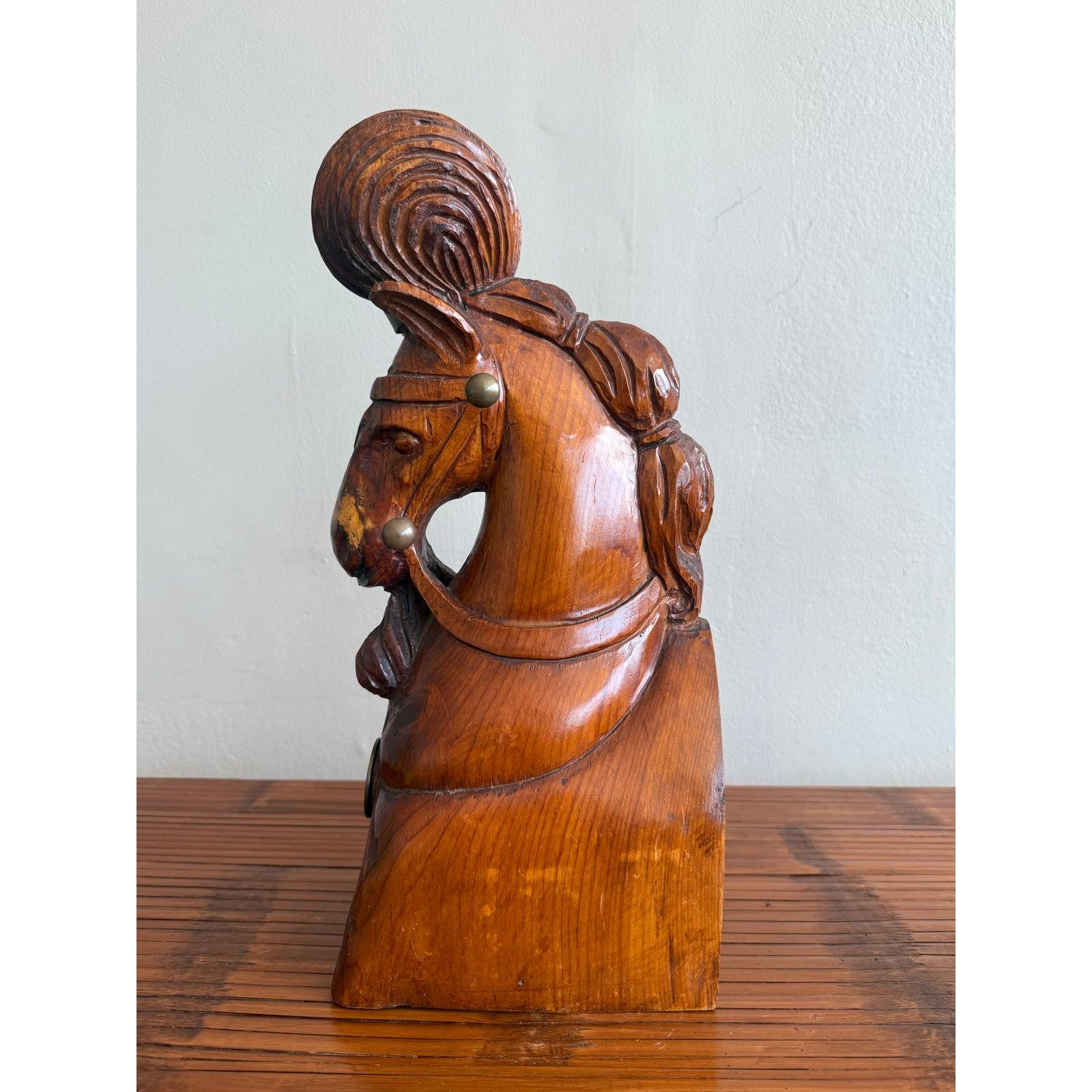 Questo straordinario busto di cavallo in legno intagliato a mano emana forza, tradizione e fascino artigianale. Realizzata in legno duro con una finitura calda e lucida, la scultura presenta una lavorazione dettagliata lungo la criniera e la