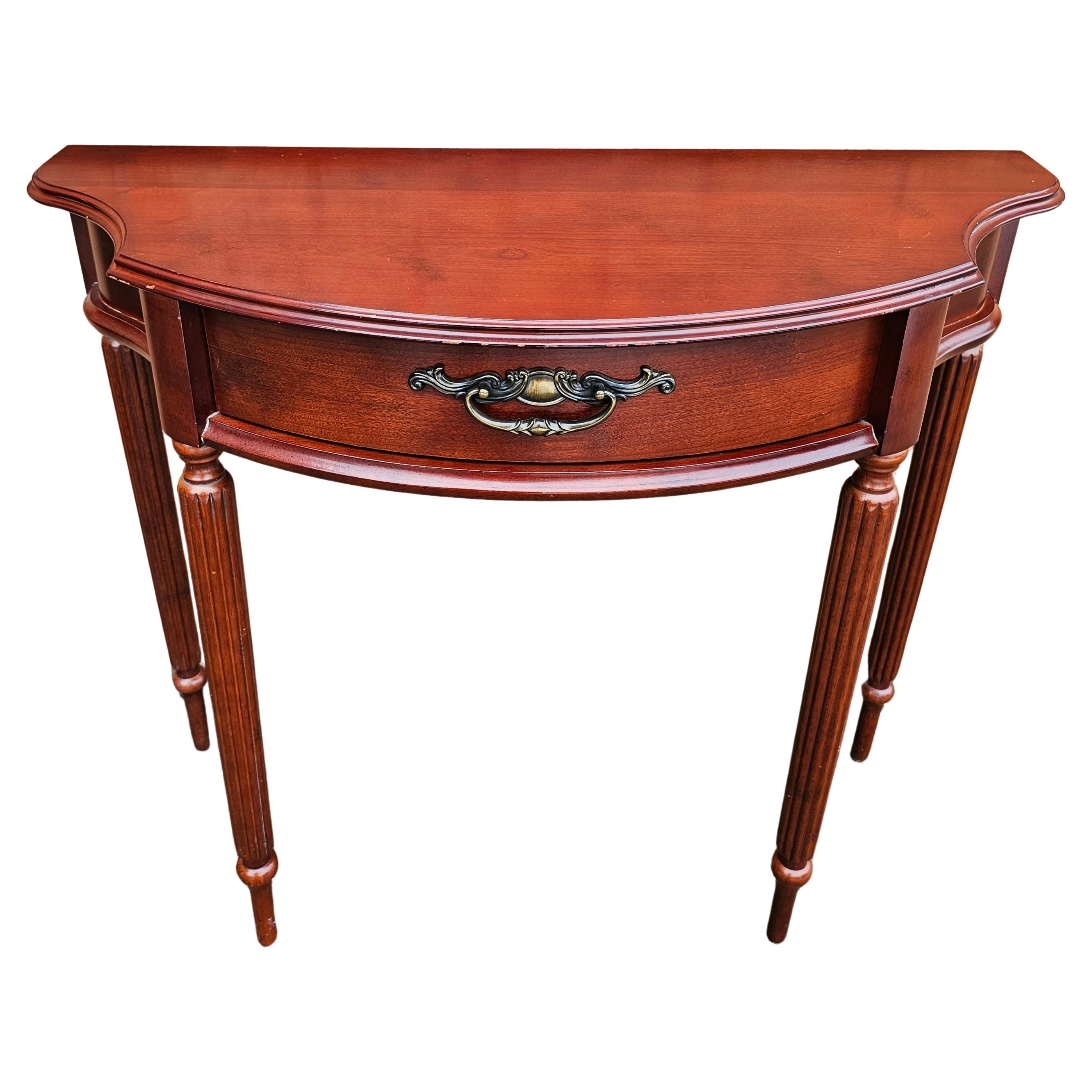 A Late 20th Century Bombay Furniture Federal Style Mahogany Console Table in very good vintage condition.
Measures 35