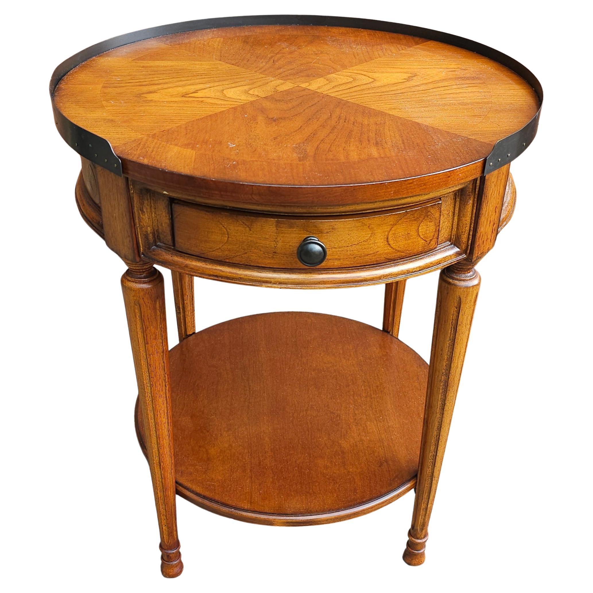 Fin du 20e siècle, tiroir unique en bois fruitier assorti à un livre  Table Guéridon dans le style Louis XV français. Mesure 22,25