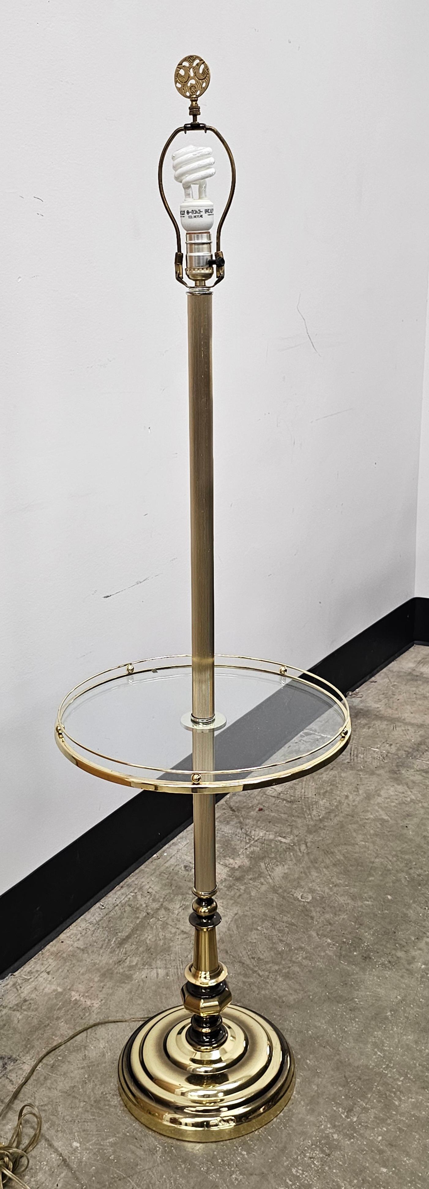Hollywood Regency Fin du 20e siècle Table à plateau en laiton et verre Lampadaire pour fumeurs en vente