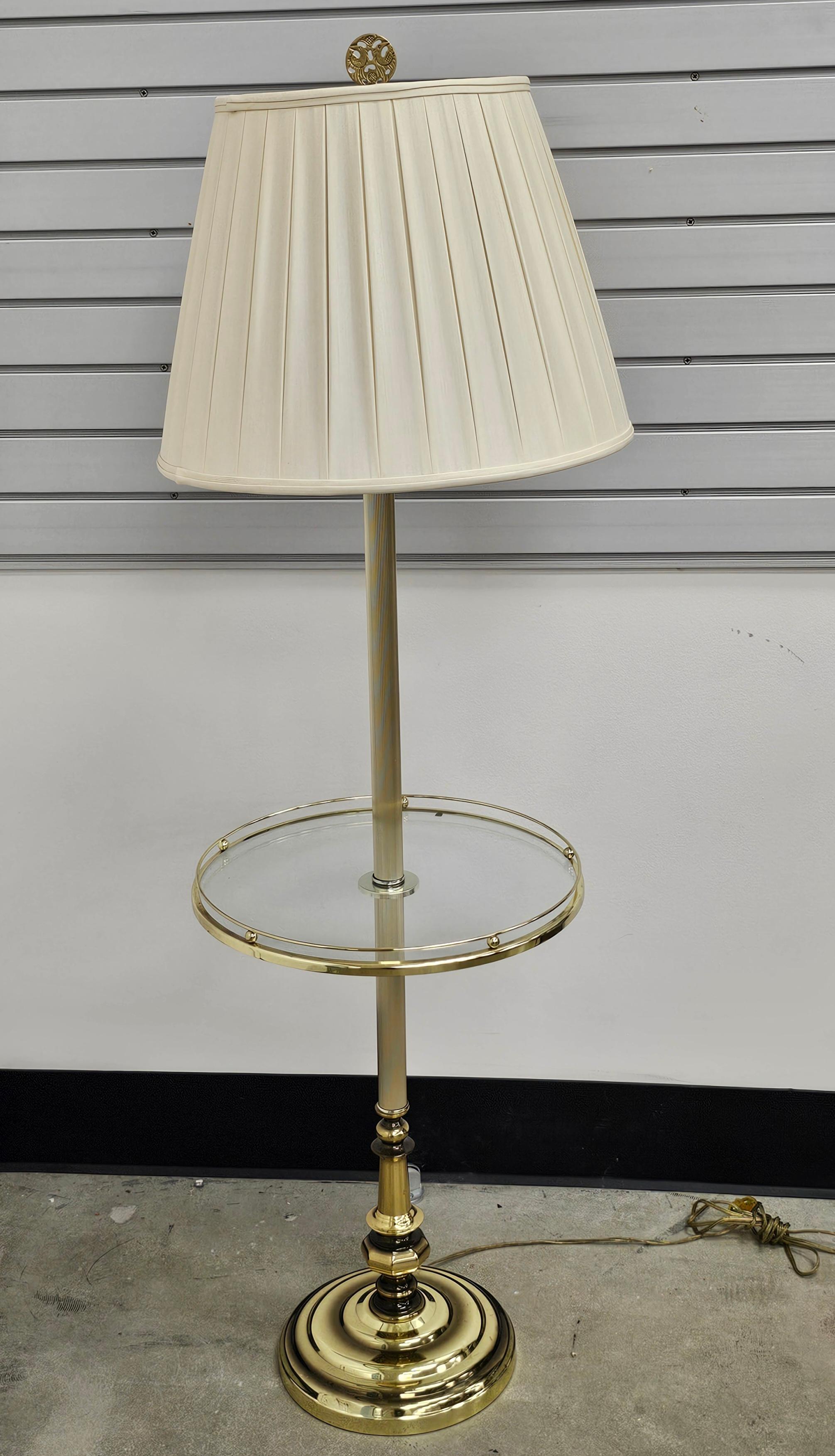 Hollywood Regency Fin du 20e siècle Table à plateau en laiton et verre Lampadaire pour fumeurs en vente