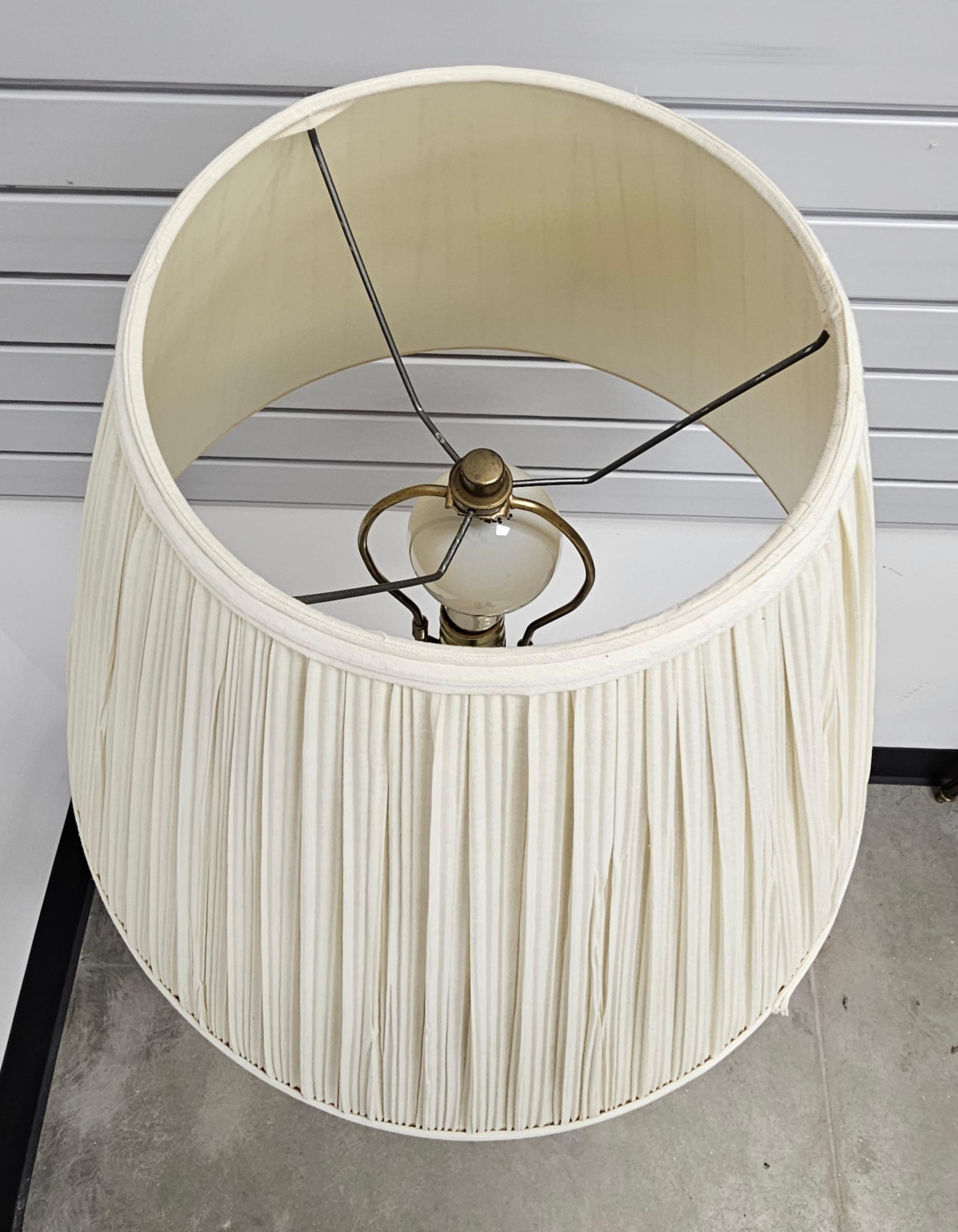 Inconnu Fin du 20e siècle Table à plateau en laiton et verre Lampadaire pour fumeurs en vente