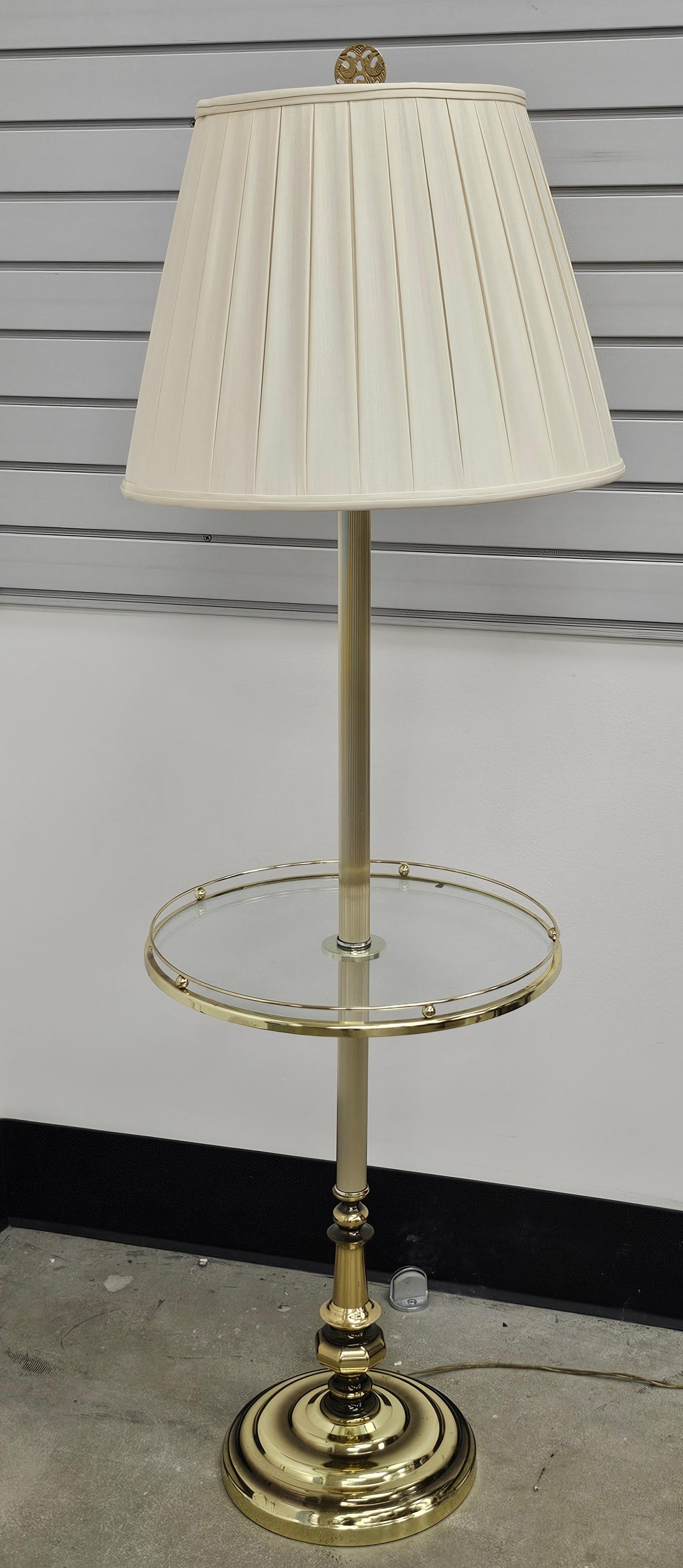 Inconnu Fin du 20e siècle Table à plateau en laiton et verre Lampadaire pour fumeurs en vente