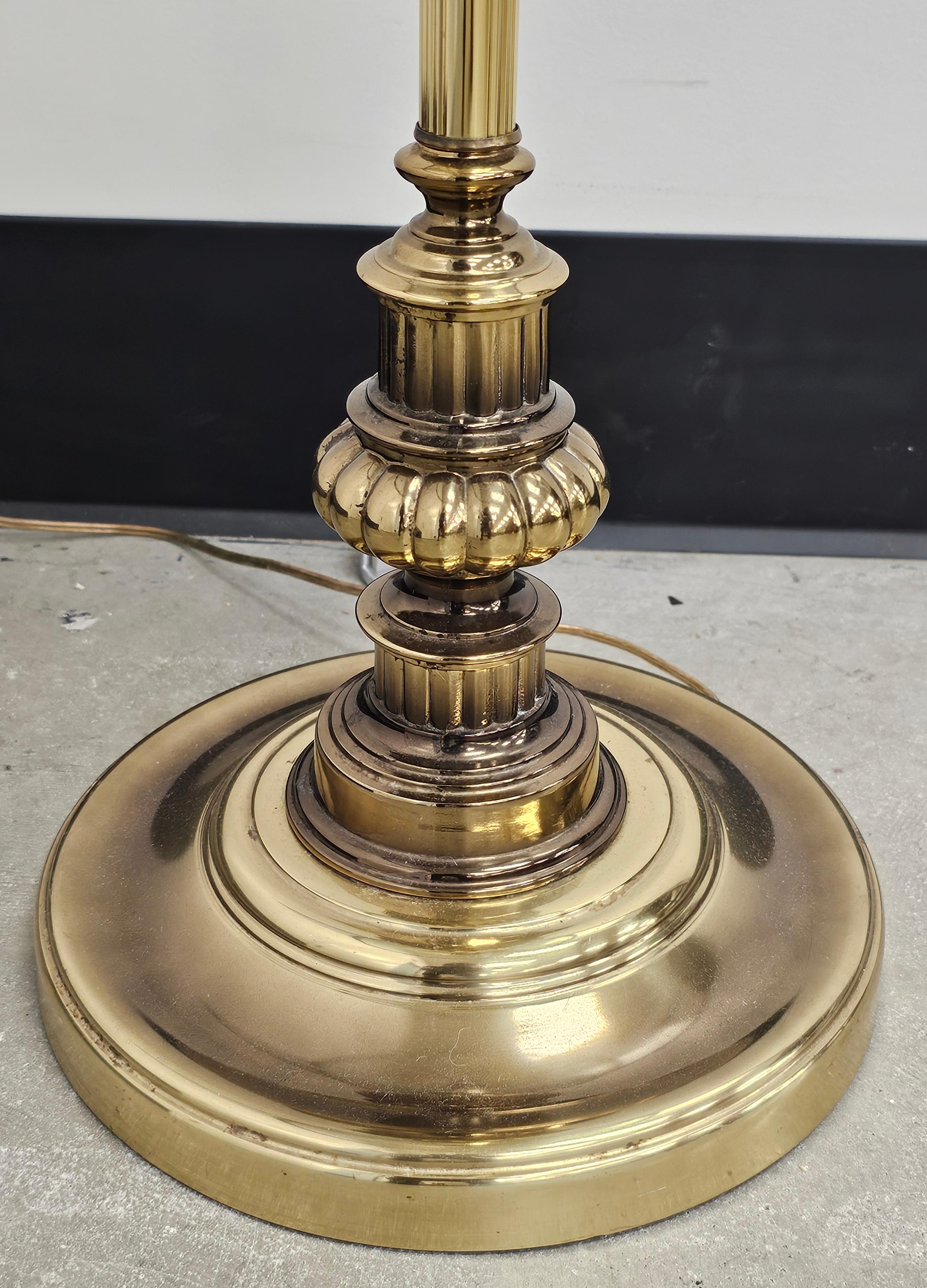Autre Fin du 20e siècle Table à plateau en laiton et verre Lampadaire pour fumeurs en vente