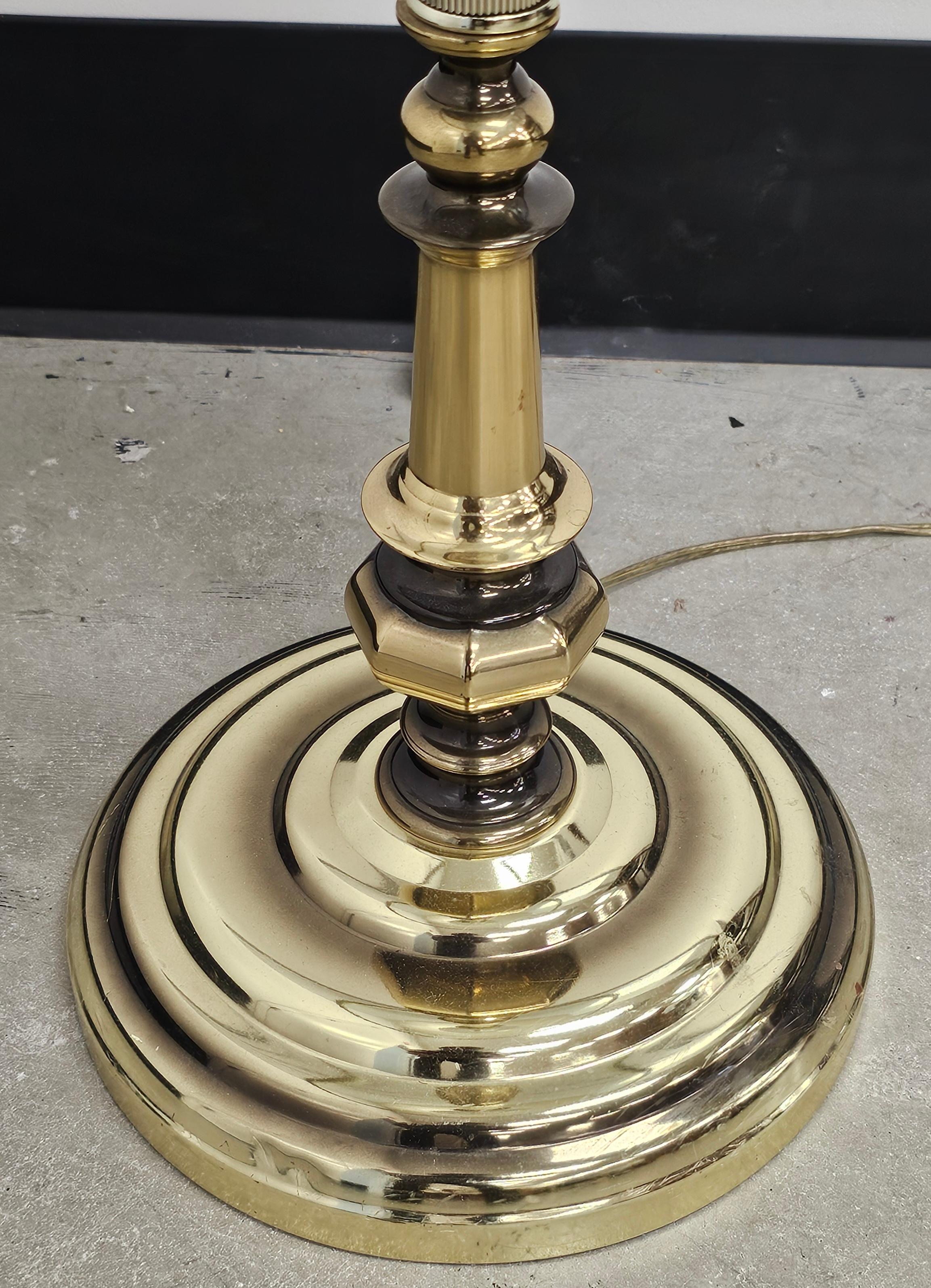 Autre Fin du 20e siècle Table à plateau en laiton et verre Lampadaire pour fumeurs en vente