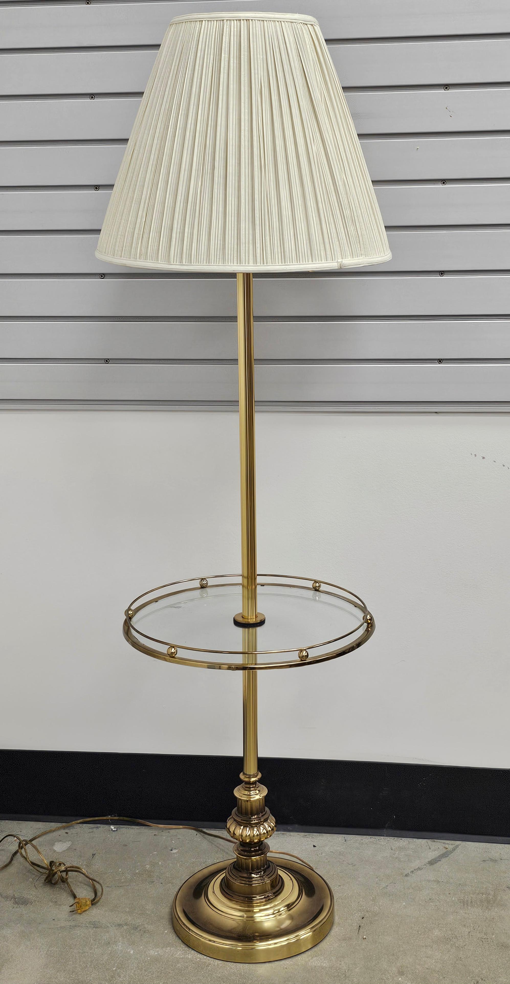 Fin du 20e siècle Table à plateau en laiton et verre Lampadaire pour fumeurs Bon état - En vente à Germantown, MD