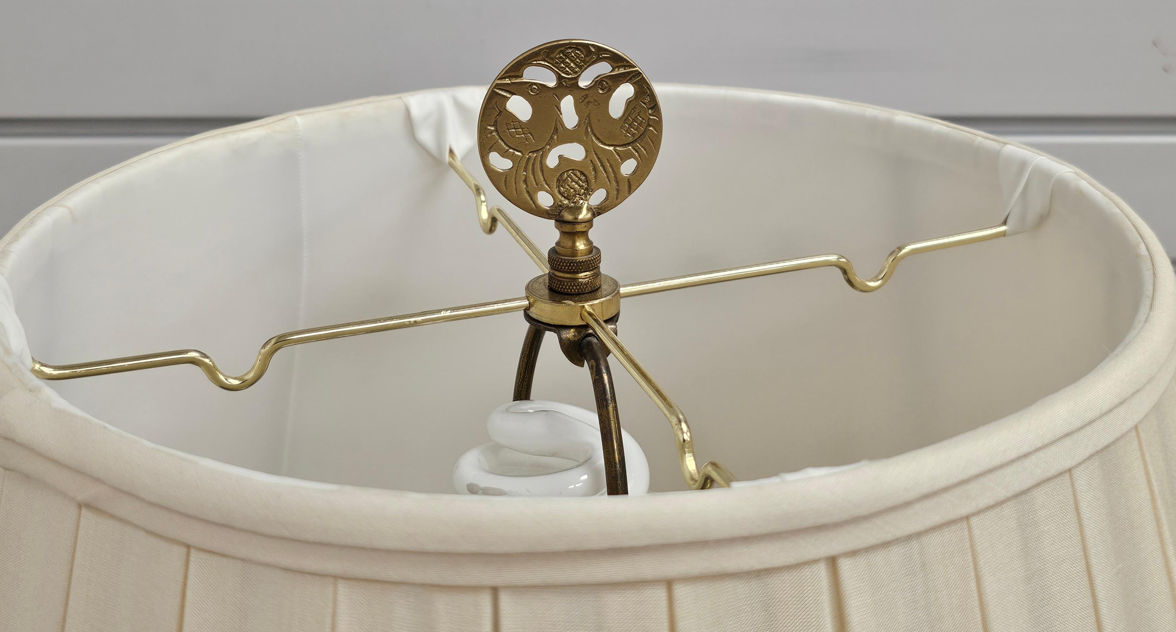 Fin du 20e siècle Table à plateau en laiton et verre Lampadaire pour fumeurs Bon état - En vente à Germantown, MD