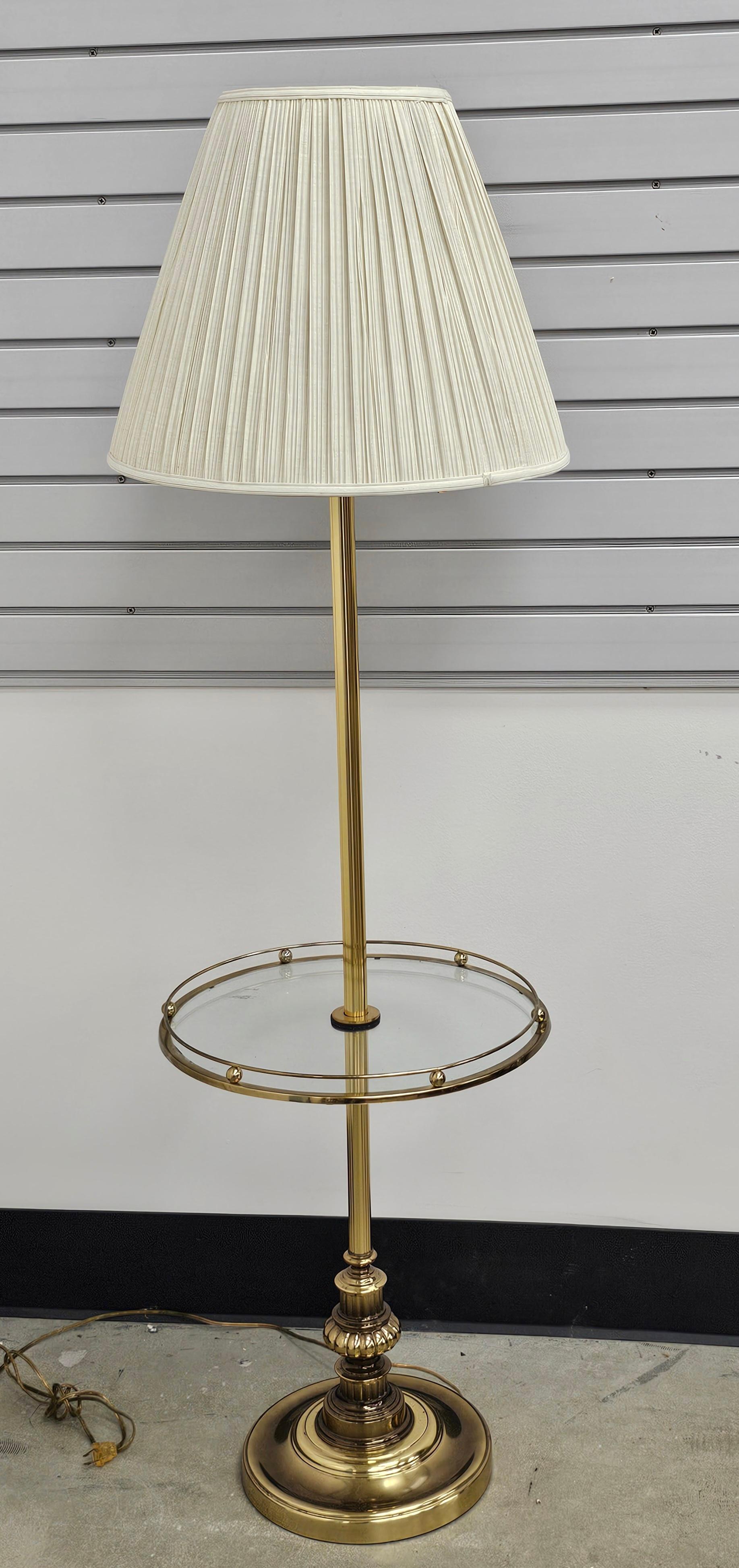 20ième siècle Fin du 20e siècle Table à plateau en laiton et verre Lampadaire pour fumeurs en vente