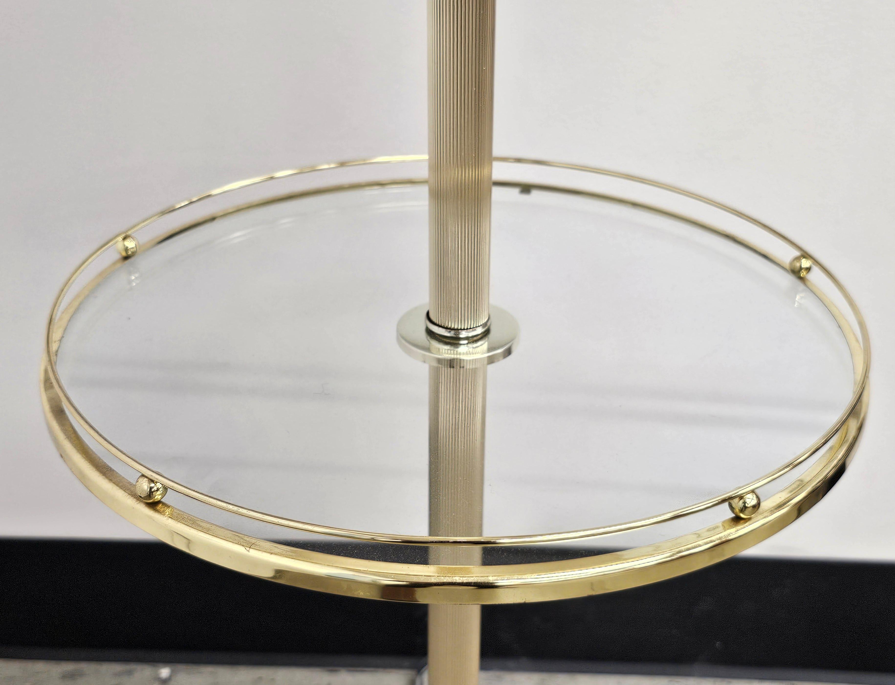 20ième siècle Fin du 20e siècle Table à plateau en laiton et verre Lampadaire pour fumeurs en vente