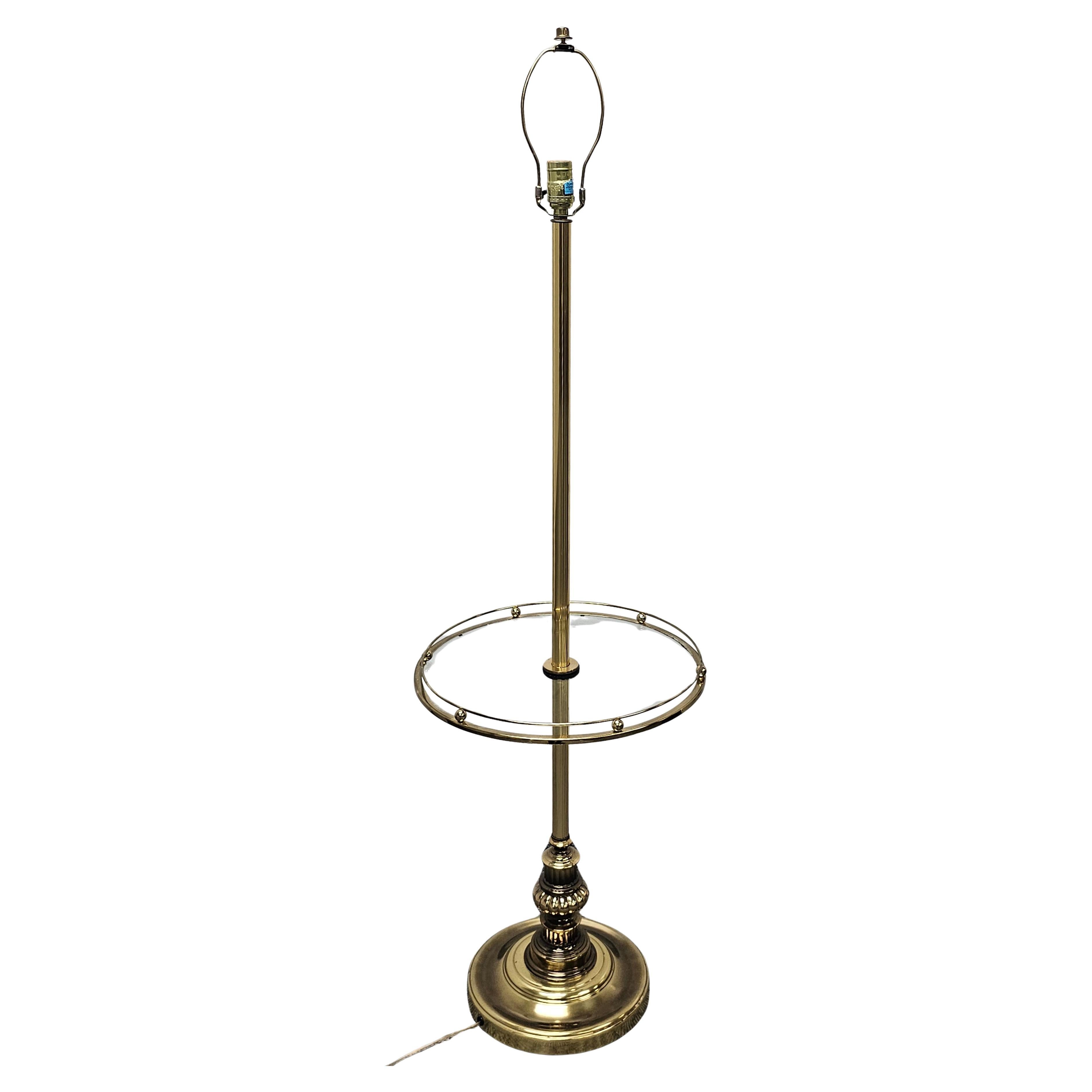 Fin du 20e siècle Table à plateau en laiton et verre Lampadaire pour fumeurs en vente