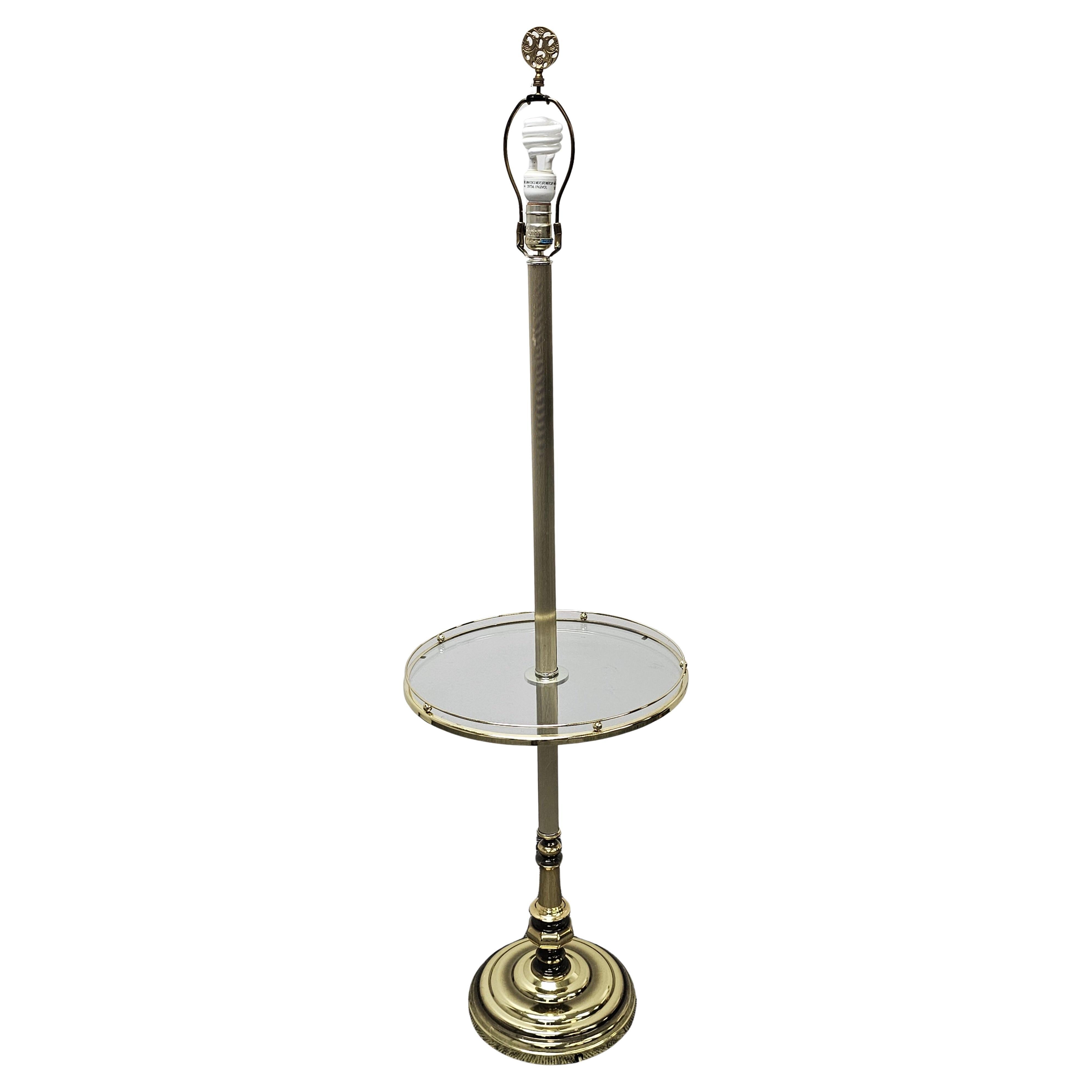 Fin du 20e siècle Table à plateau en laiton et verre Lampadaire pour fumeurs