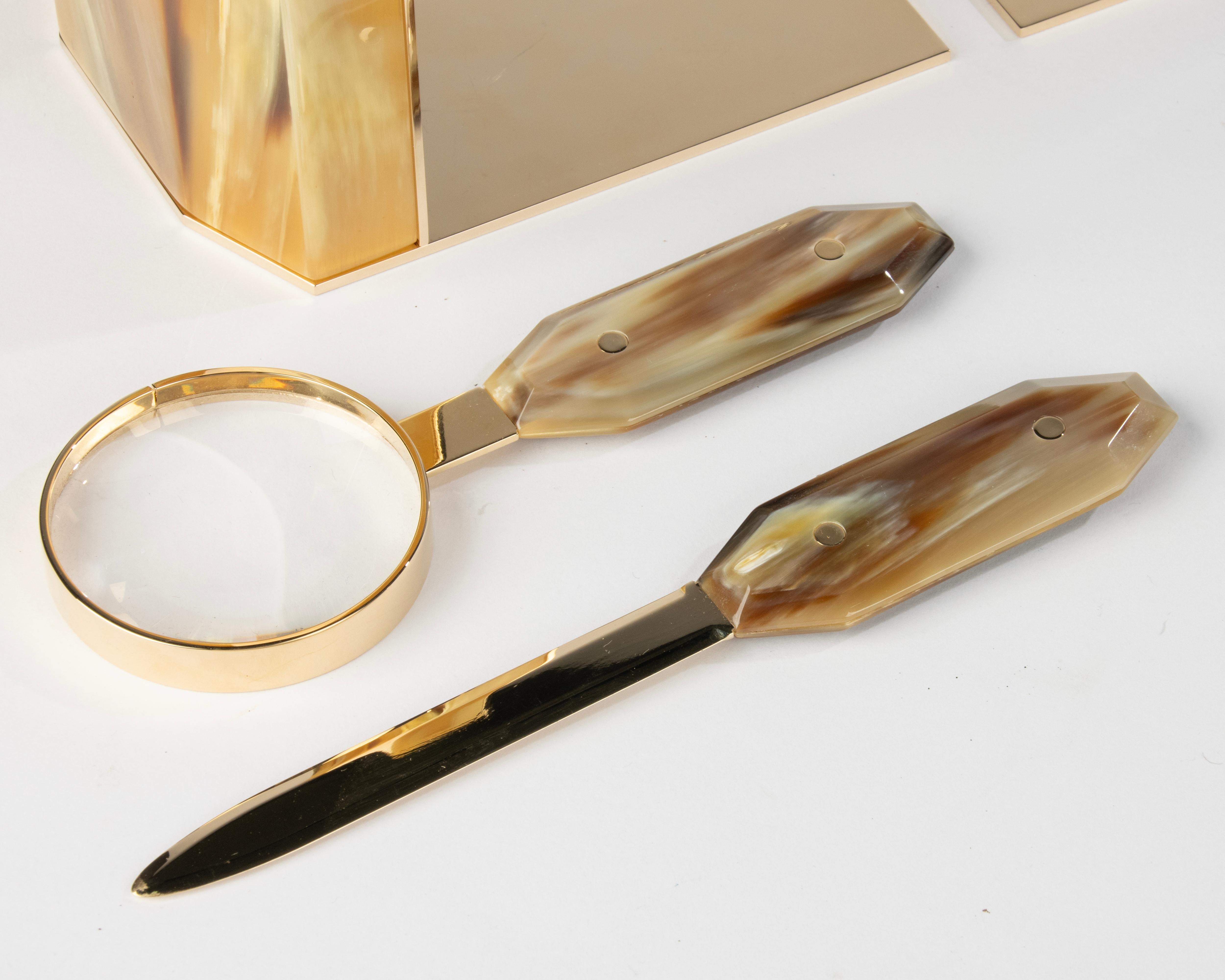 Set da scrivania in ottone della fine del XX secolo - reggilibri - tagliacarte e lente d'ingrandimento in vendita 2