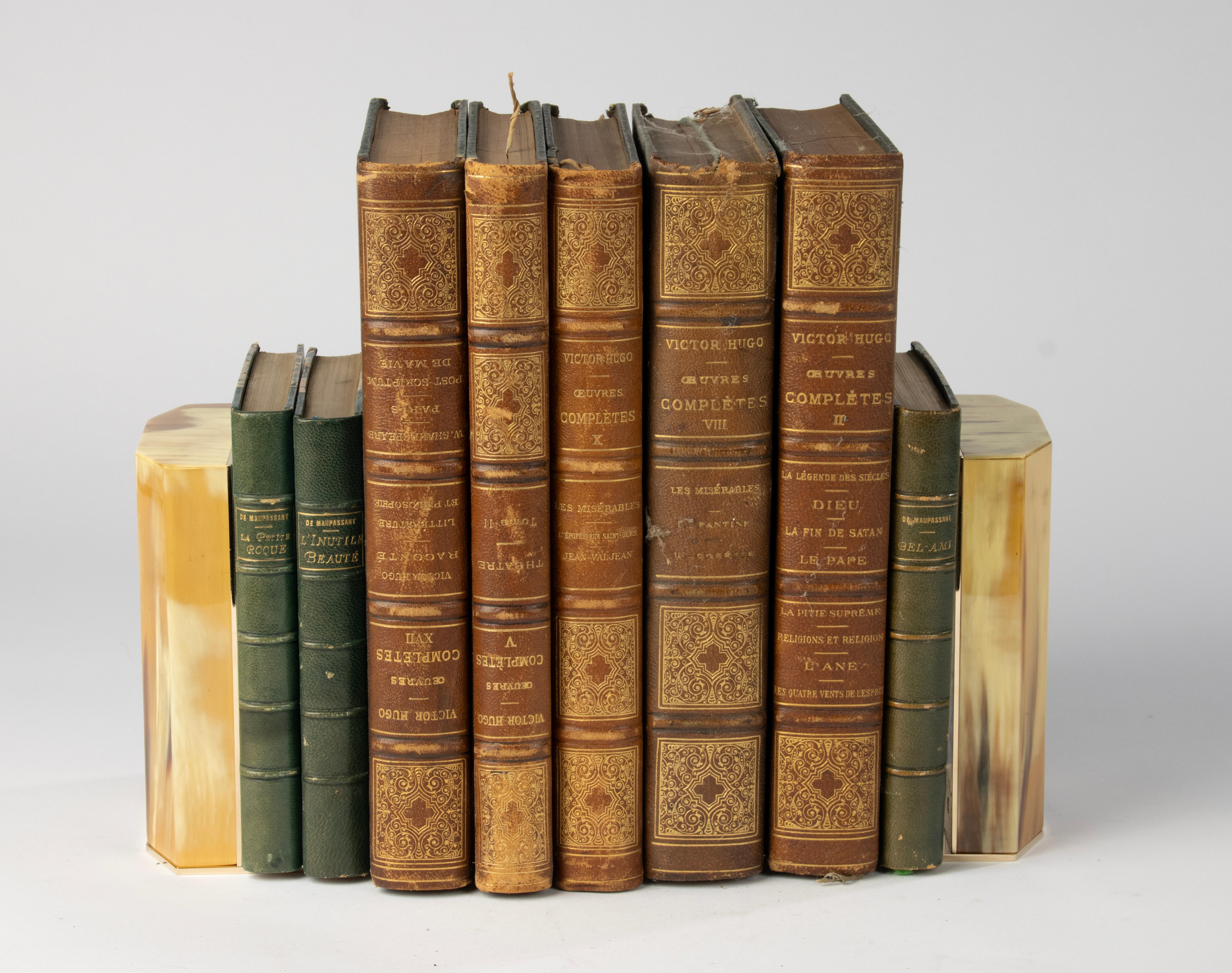 Set da scrivania in ottone della fine del XX secolo - reggilibri - tagliacarte e lente d'ingrandimento in vendita 1