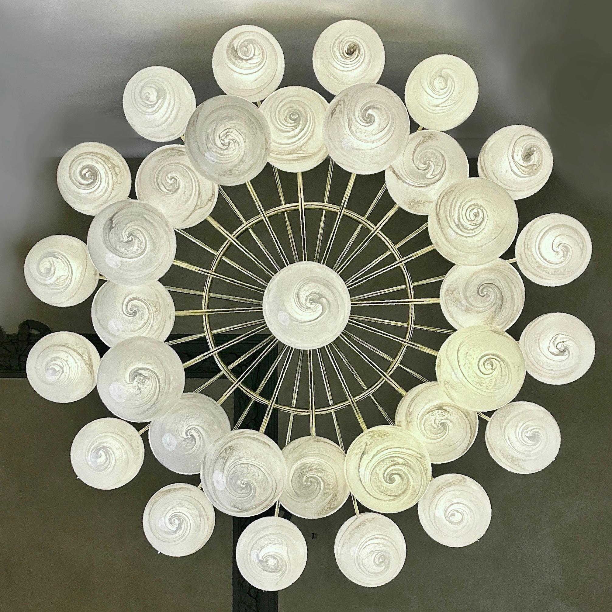 Doppelstöckiger Kronleuchter aus Messing mit marmorierten Murano-Glas-Kugeln aus dem späten 20. im Angebot 1