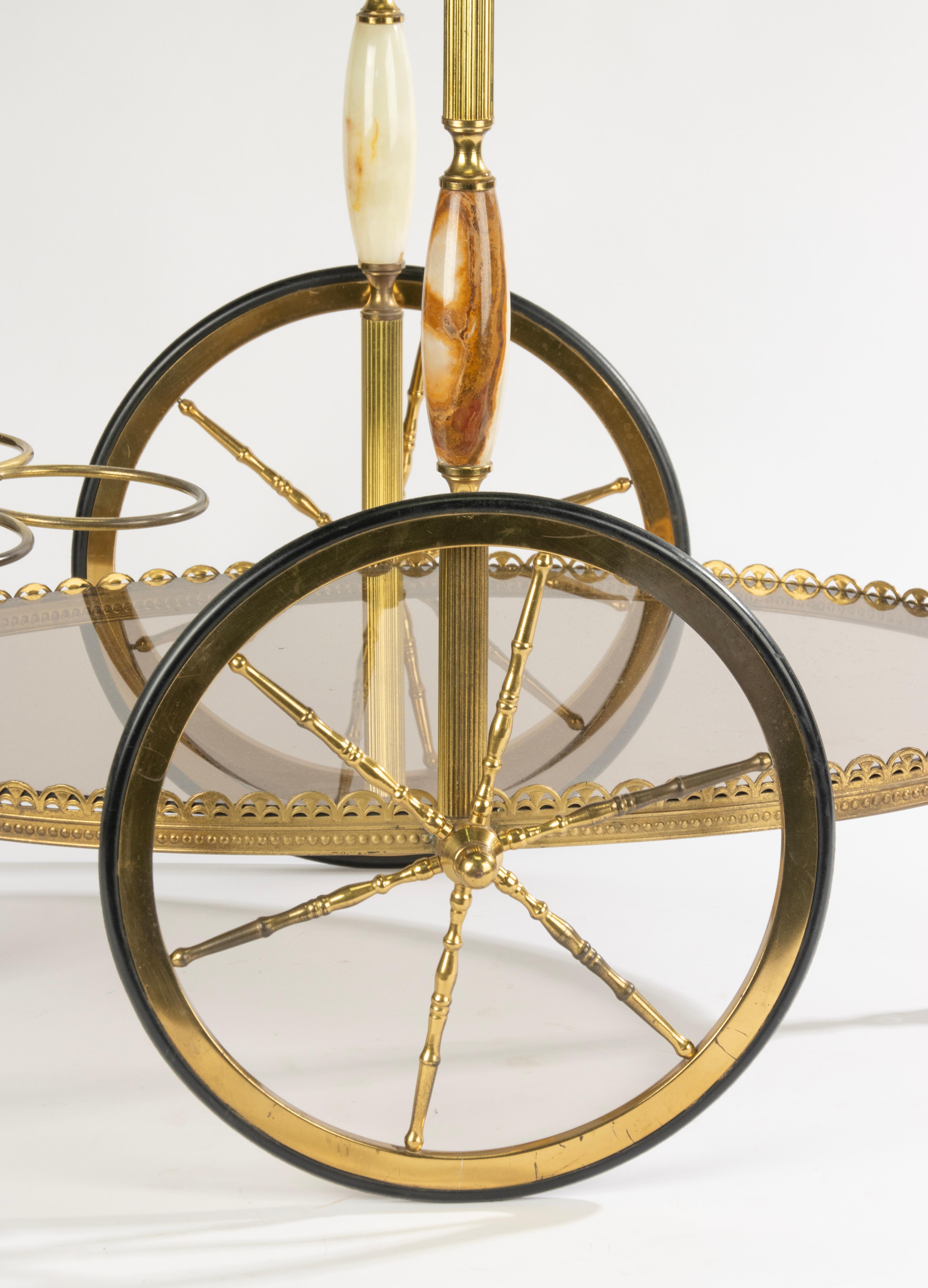 Onyx-Barwagen aus Messing des späten 20. Jahrhunderts mit Weinflaschenregal (Neoklassisch) im Angebot