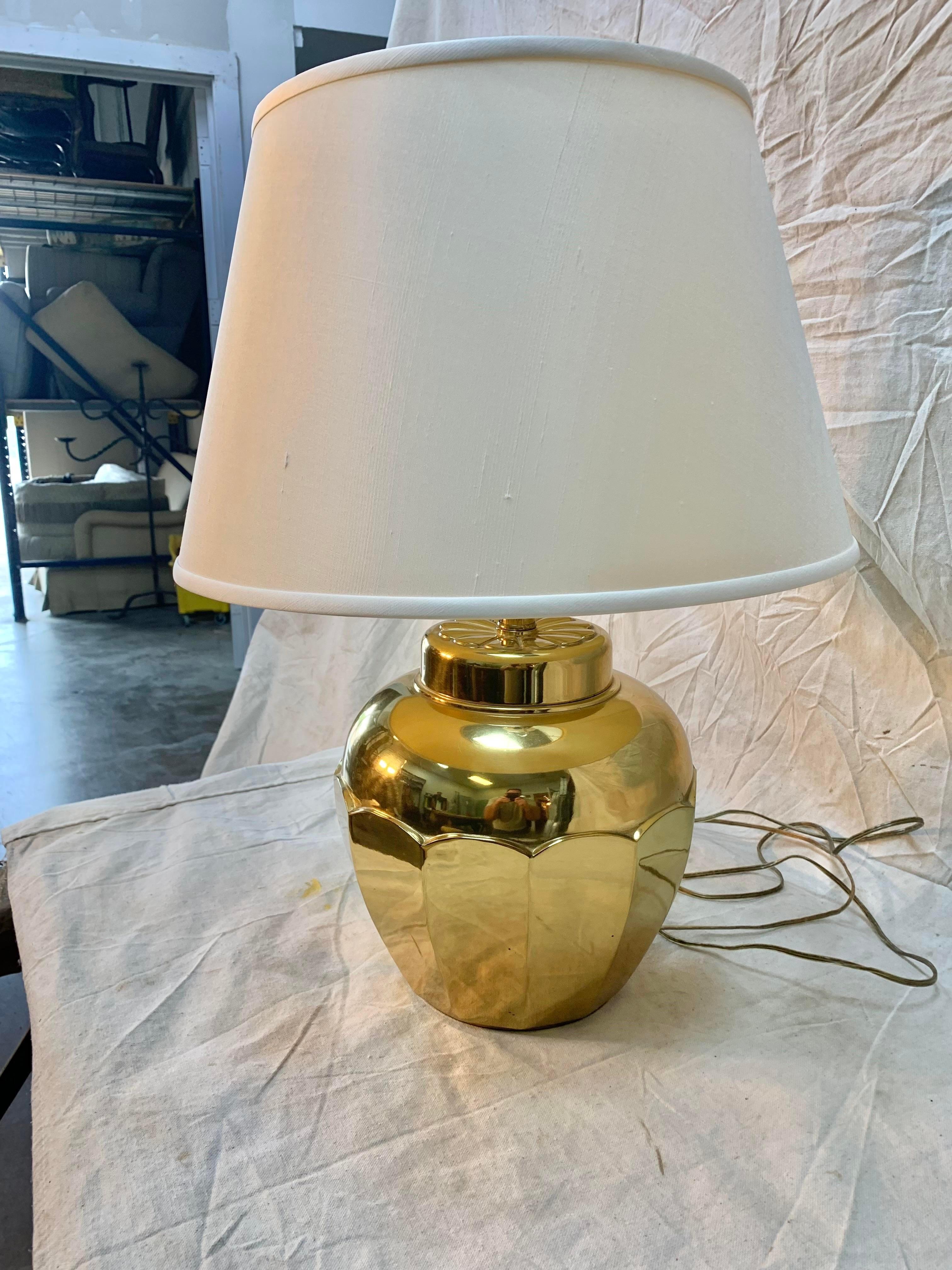 Cette lampe de table vintage en laiton de la fin du 20e siècle présente un corps en laiton poli. La forme de l'orbe est festonnée et le dessus est orné d'un motif complexe. Le design unique de cette pièce se mariera avec n'importe quel