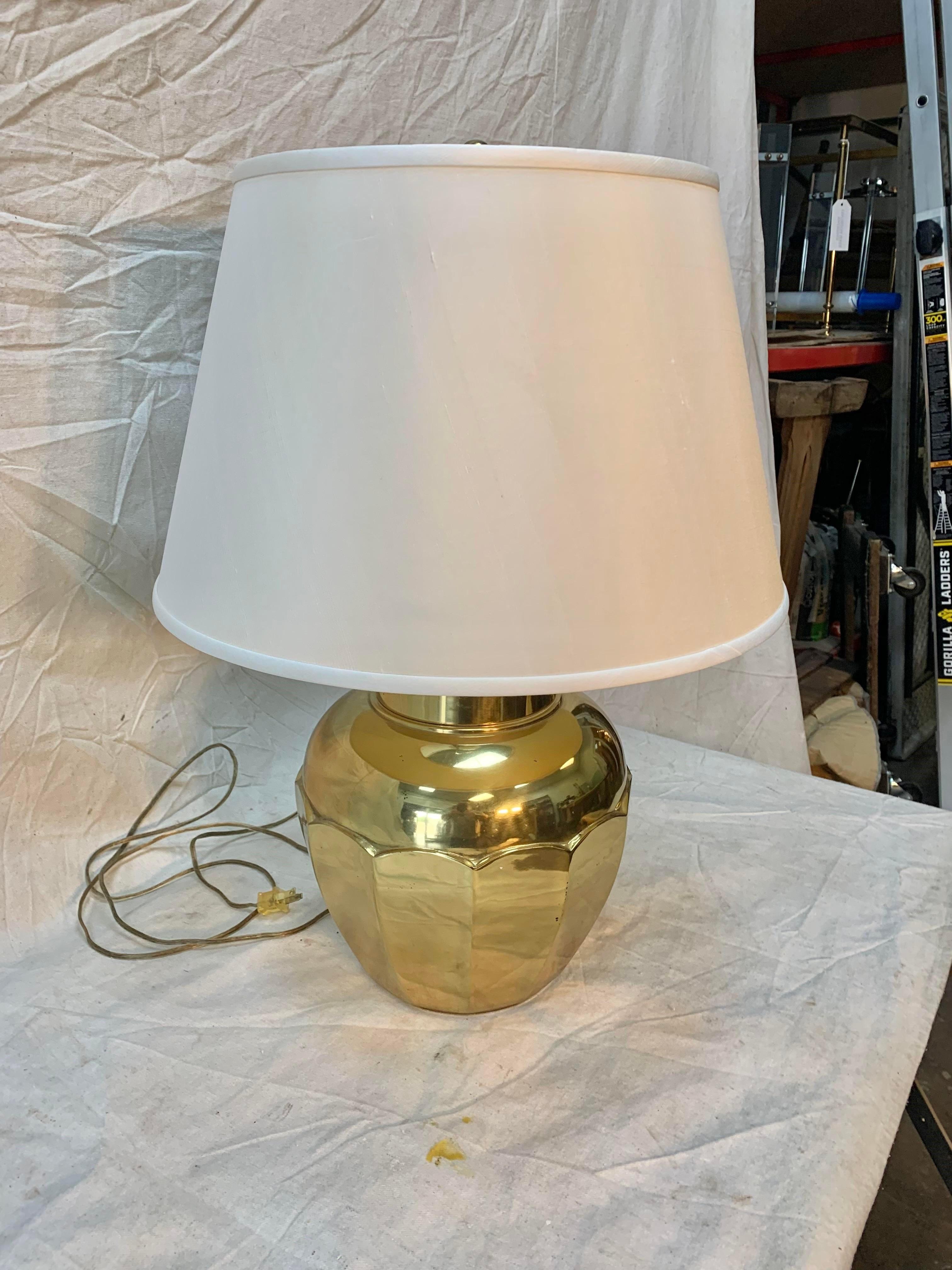 Américain Lampe de table en laiton de la fin du XXe siècle en vente