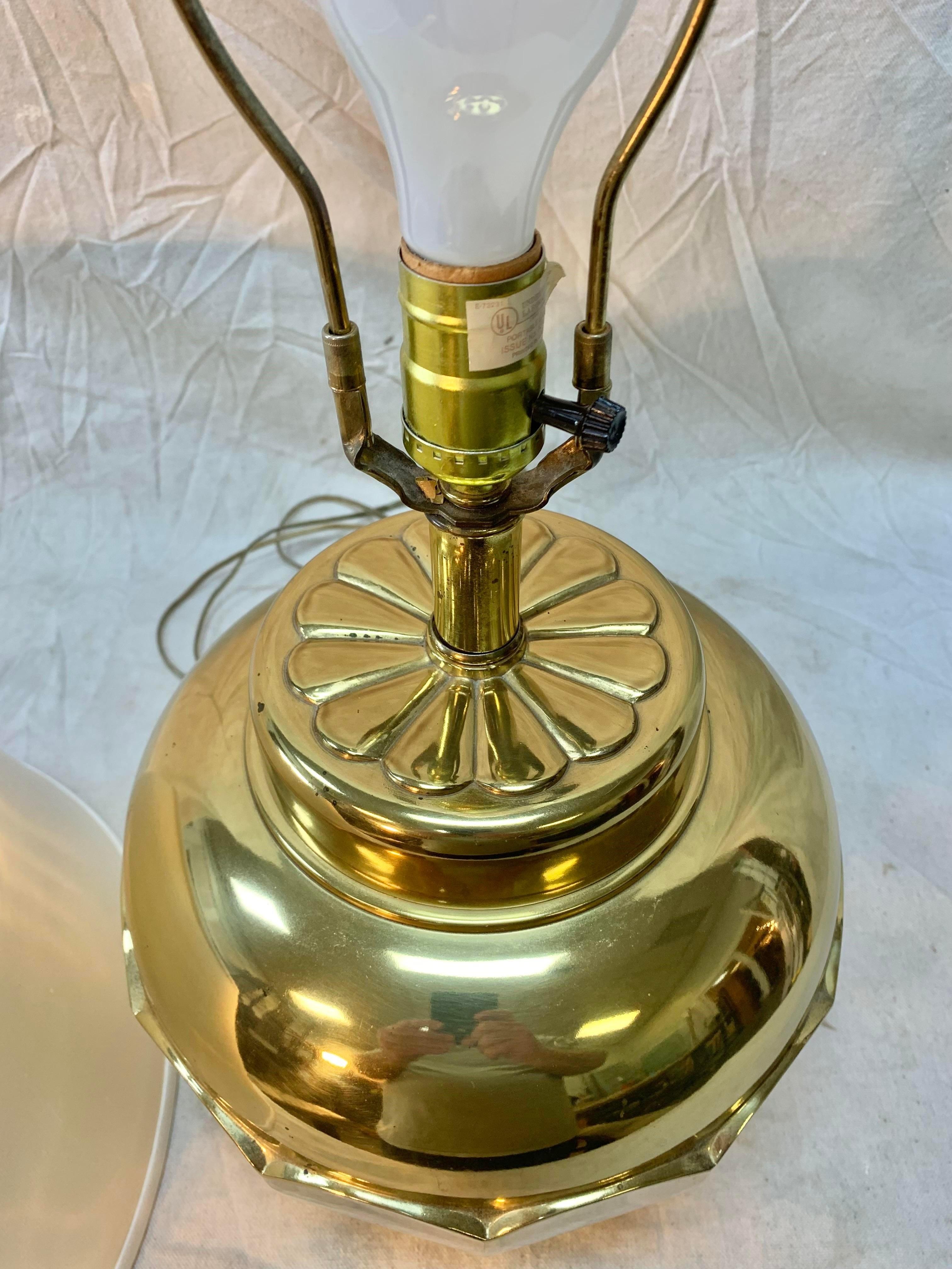 Laiton Lampe de table en laiton de la fin du XXe siècle en vente