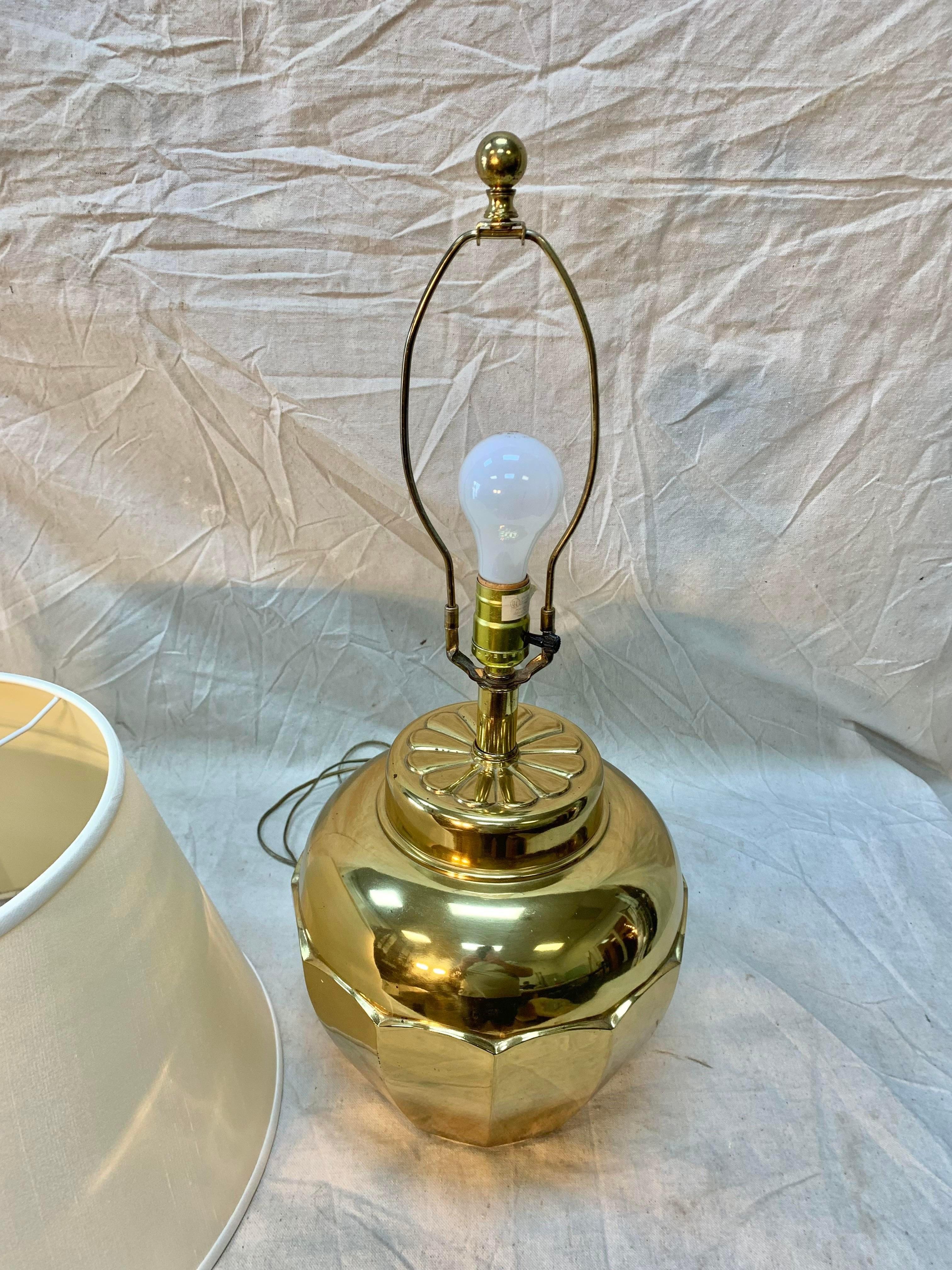 Messing-Tischlampe des späten 20. Jahrhunderts im Angebot 3