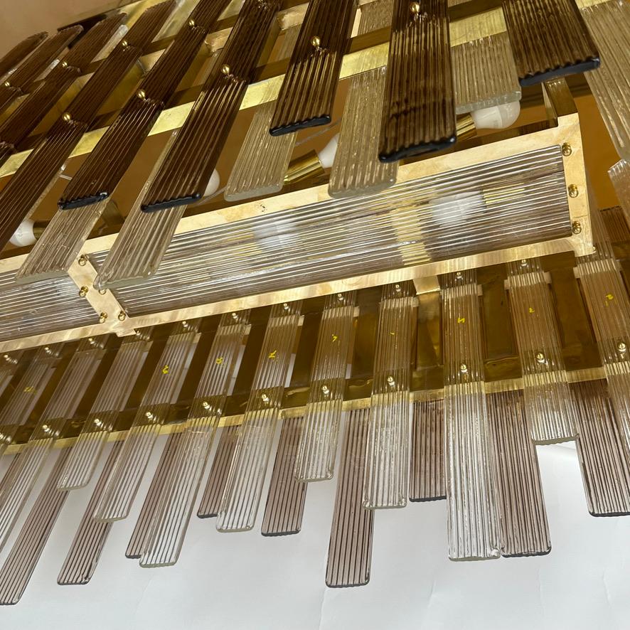 Lampadario in ottone con vetro di Murano marrone e trasparente della fine del XX secolo in vendita 4