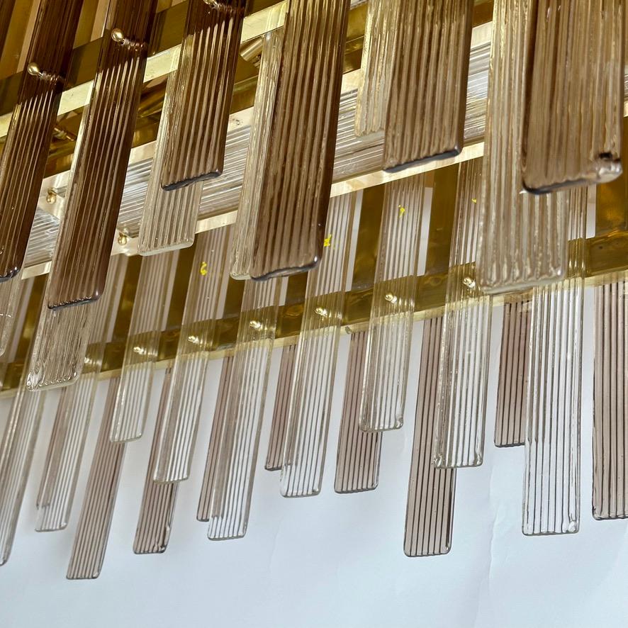 Ottone Lampadario in ottone con vetro di Murano marrone e trasparente della fine del XX secolo in vendita