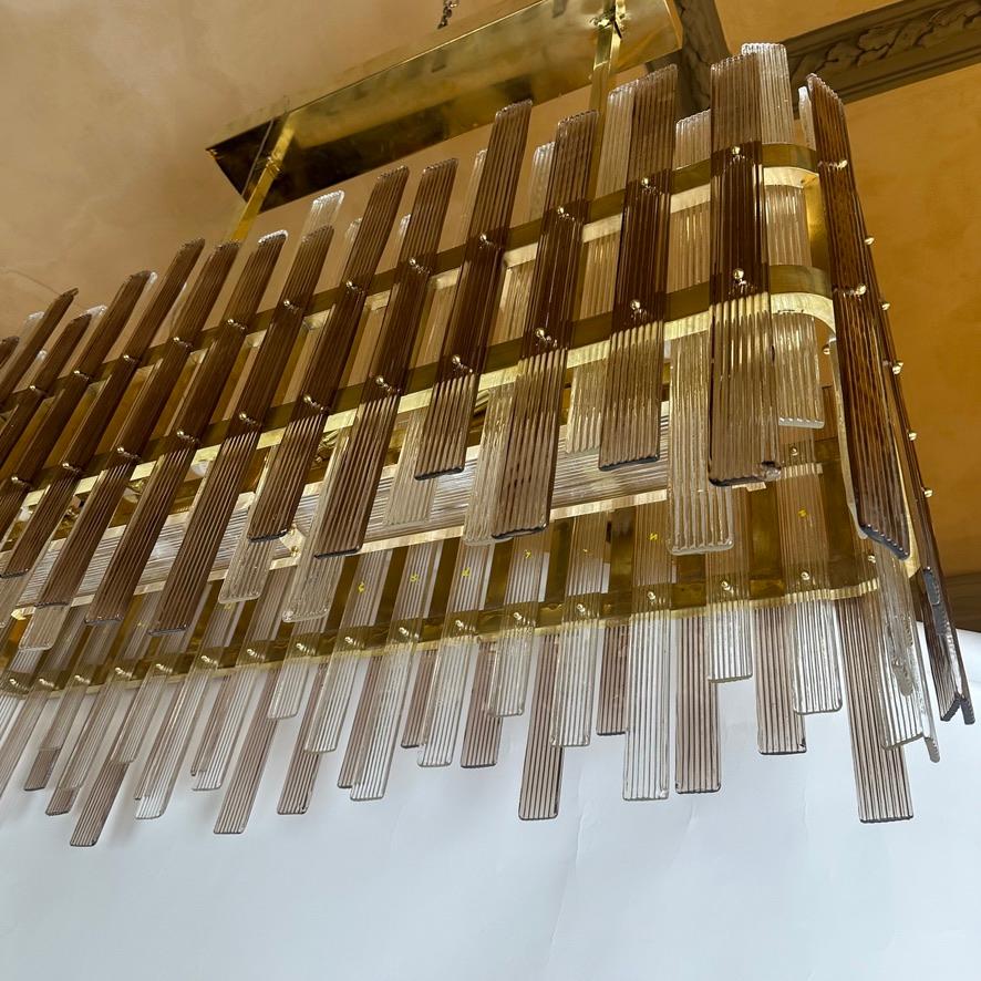 Lampadario in ottone con vetro di Murano marrone e trasparente della fine del XX secolo in vendita 1