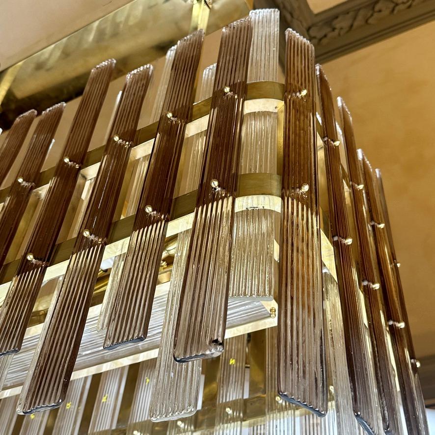 Lampadario in ottone con vetro di Murano marrone e trasparente della fine del XX secolo in vendita 2
