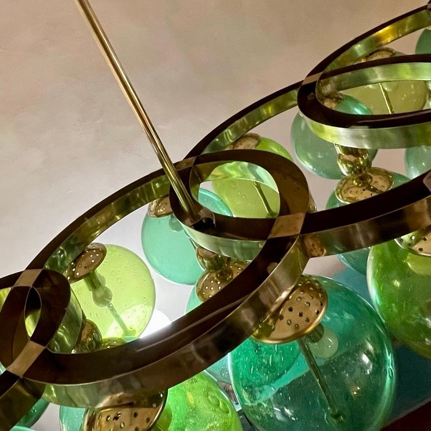 Lustre à boules en laiton et verre de Murano Pulegoso vert de la fin du 20e siècle Bon état à Firenze, Tuscany