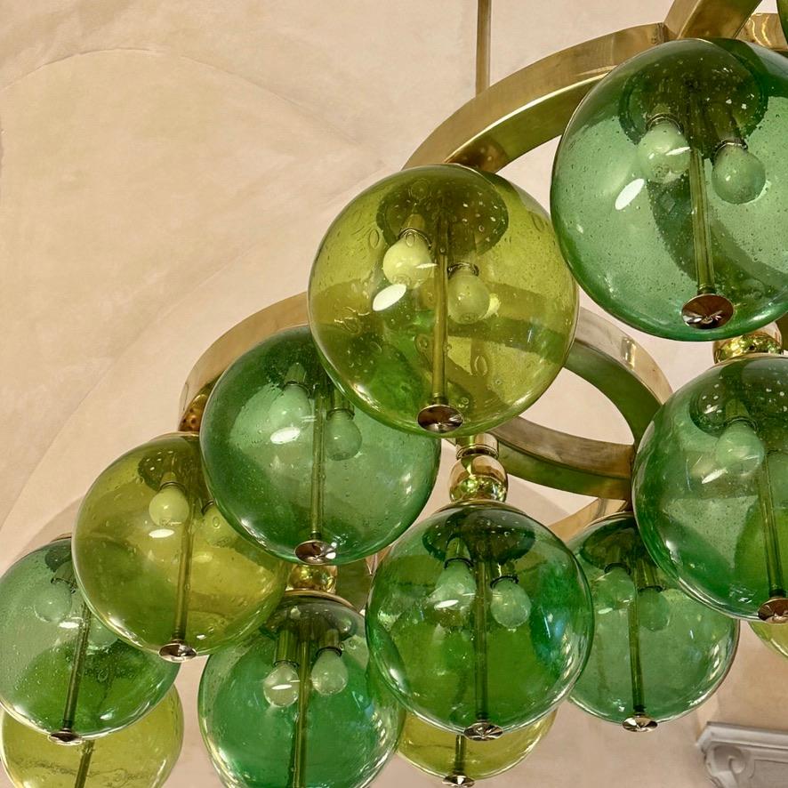 Lustre à boules en laiton et verre de Murano Pulegoso vert de la fin du 20e siècle 2
