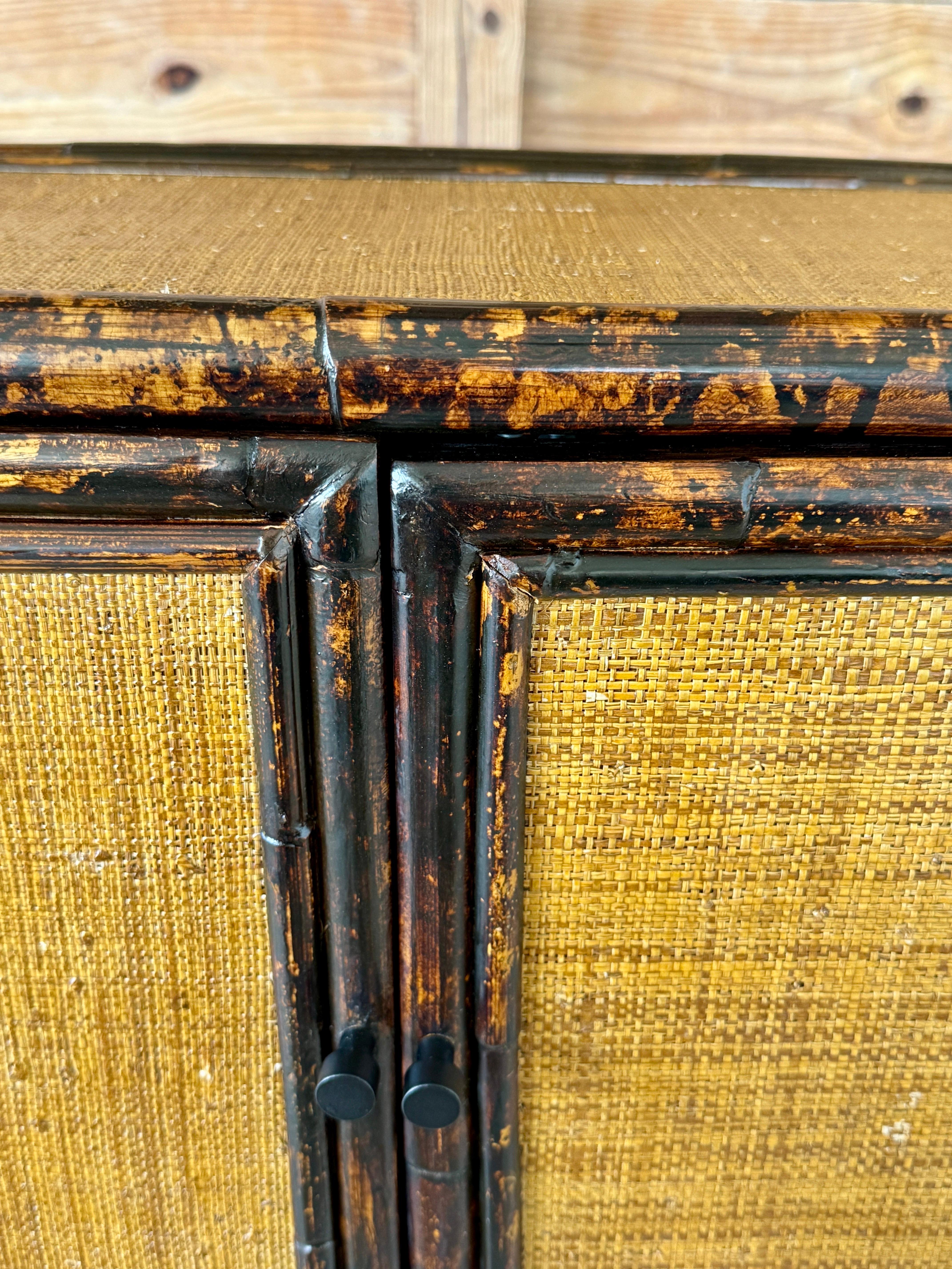 Cabinet d'étagère en rotin et toile de gazon de la fin du 20e siècle, de style British Colonial en vente 4
