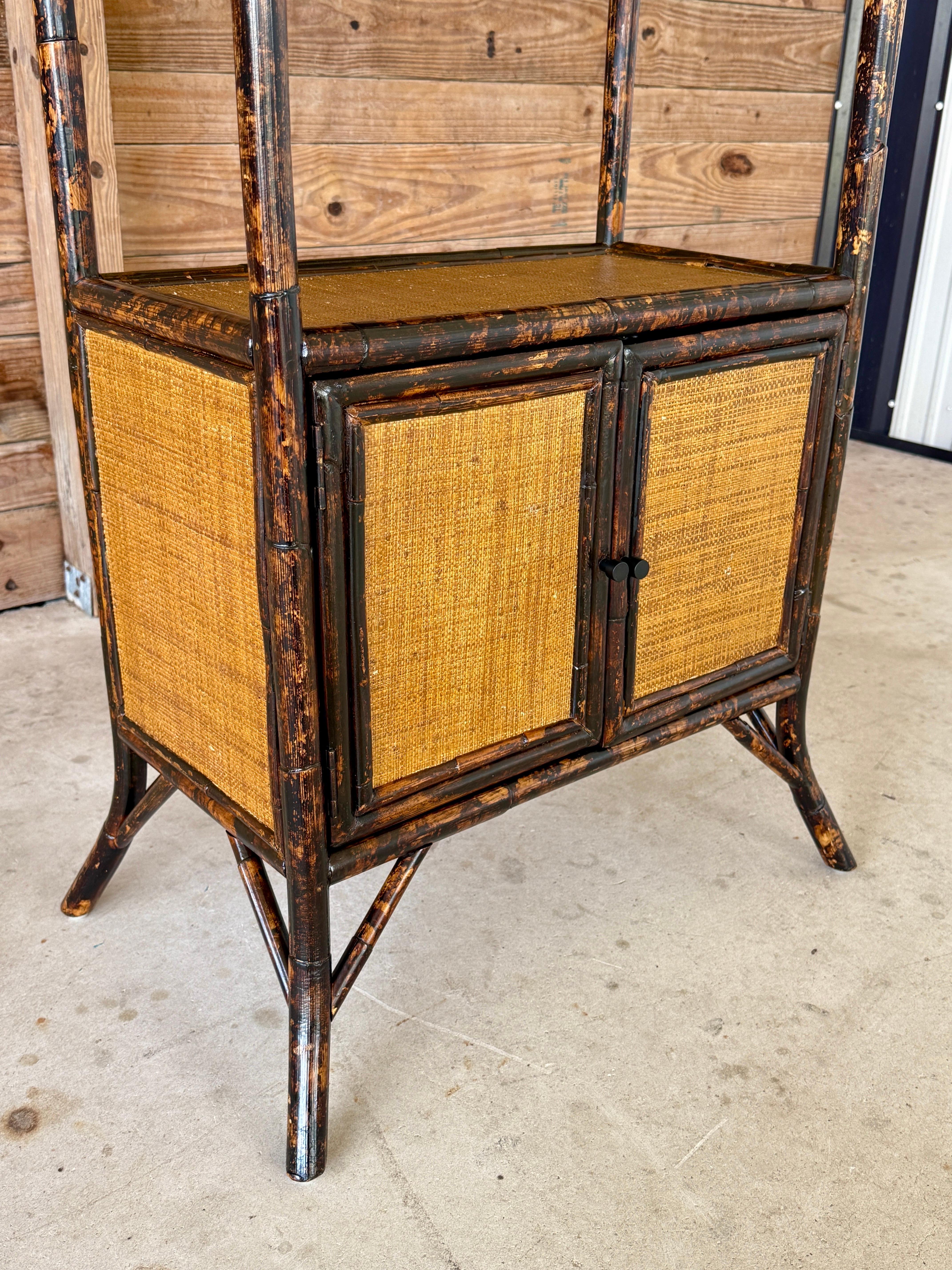 Cabinet d'étagère en rotin et toile de gazon de la fin du 20e siècle, de style British Colonial en vente 5
